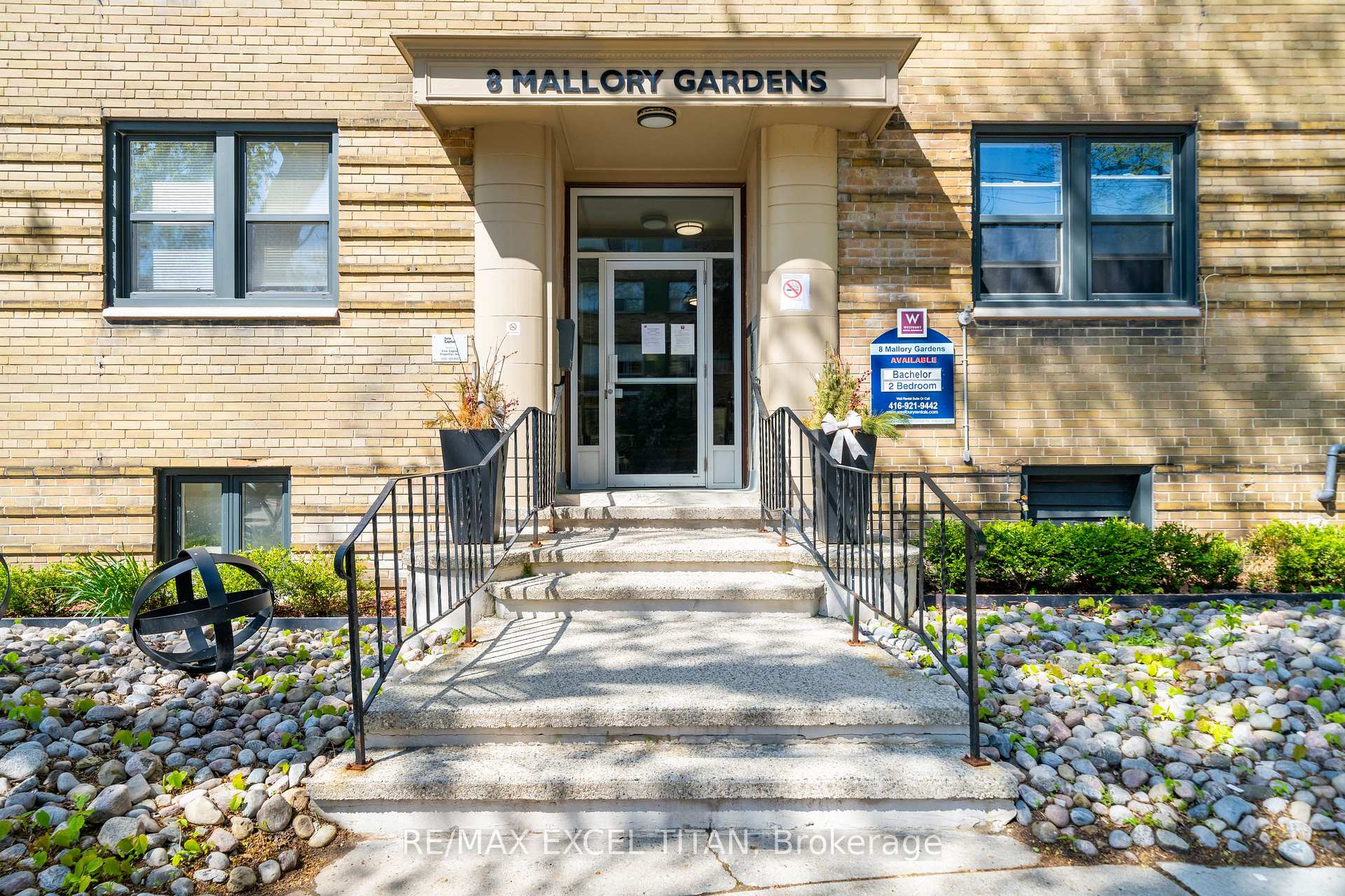 8 Mallory Gardens 4, Toronto C02, ON M4V 2A6 — Toronto C02, Ontario