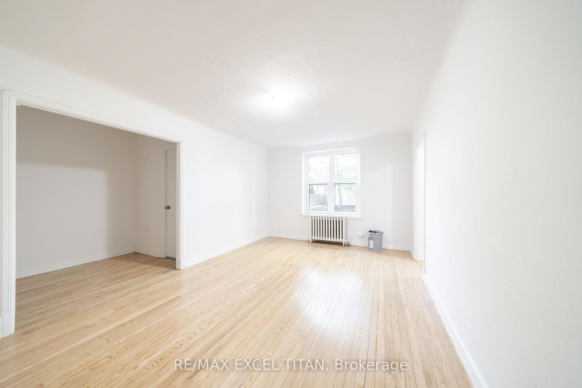 8 Mallory Gardens 4, Toronto C02 — photo 2 of 5