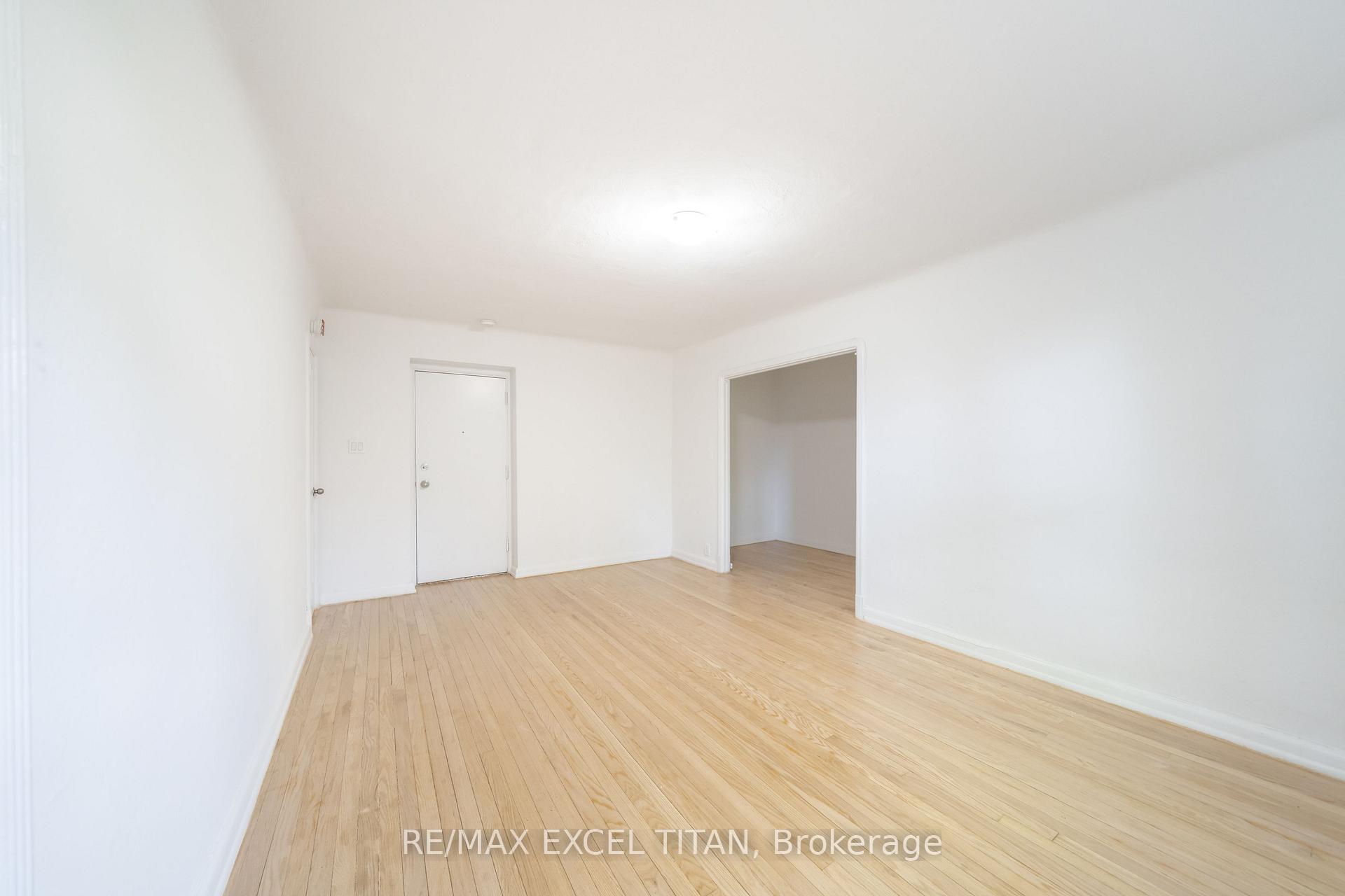 8 Mallory Gardens 4, Toronto C02 — photo 4 of 5