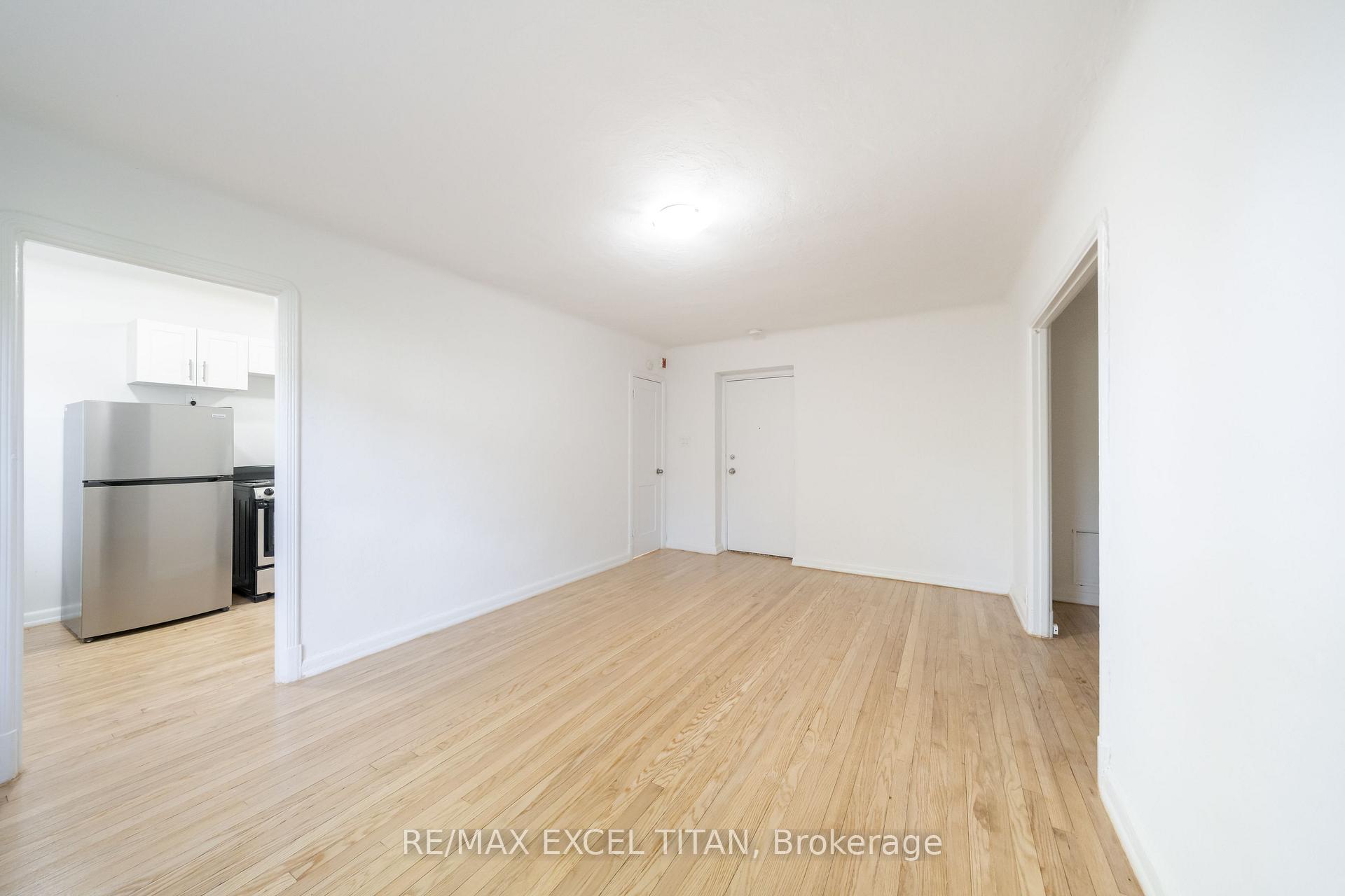 8 Mallory Gardens 4, Toronto C02 — photo 5 of 5