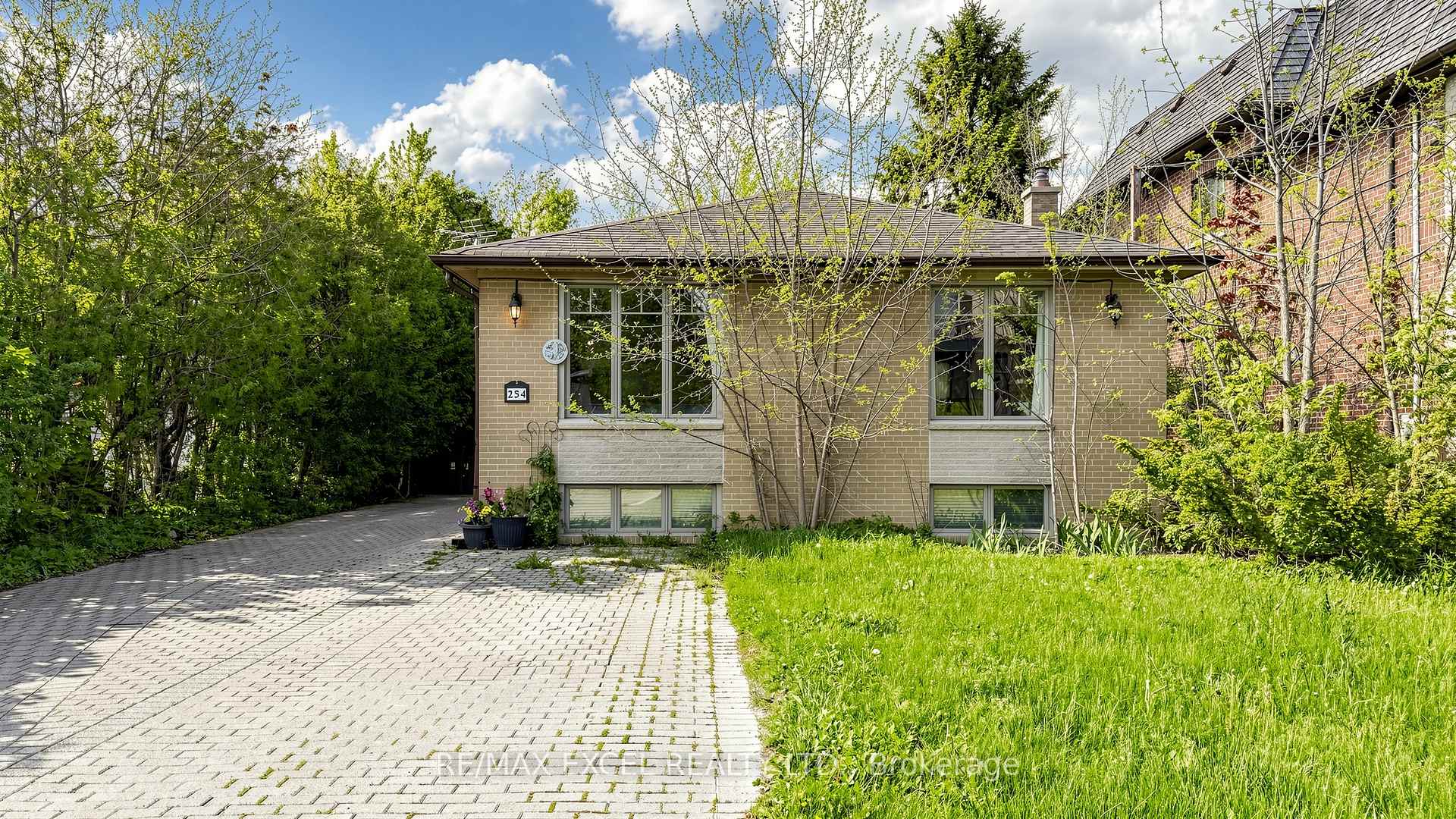 254 Patricia Avenue, Toronto C07 — photo 2 of 5