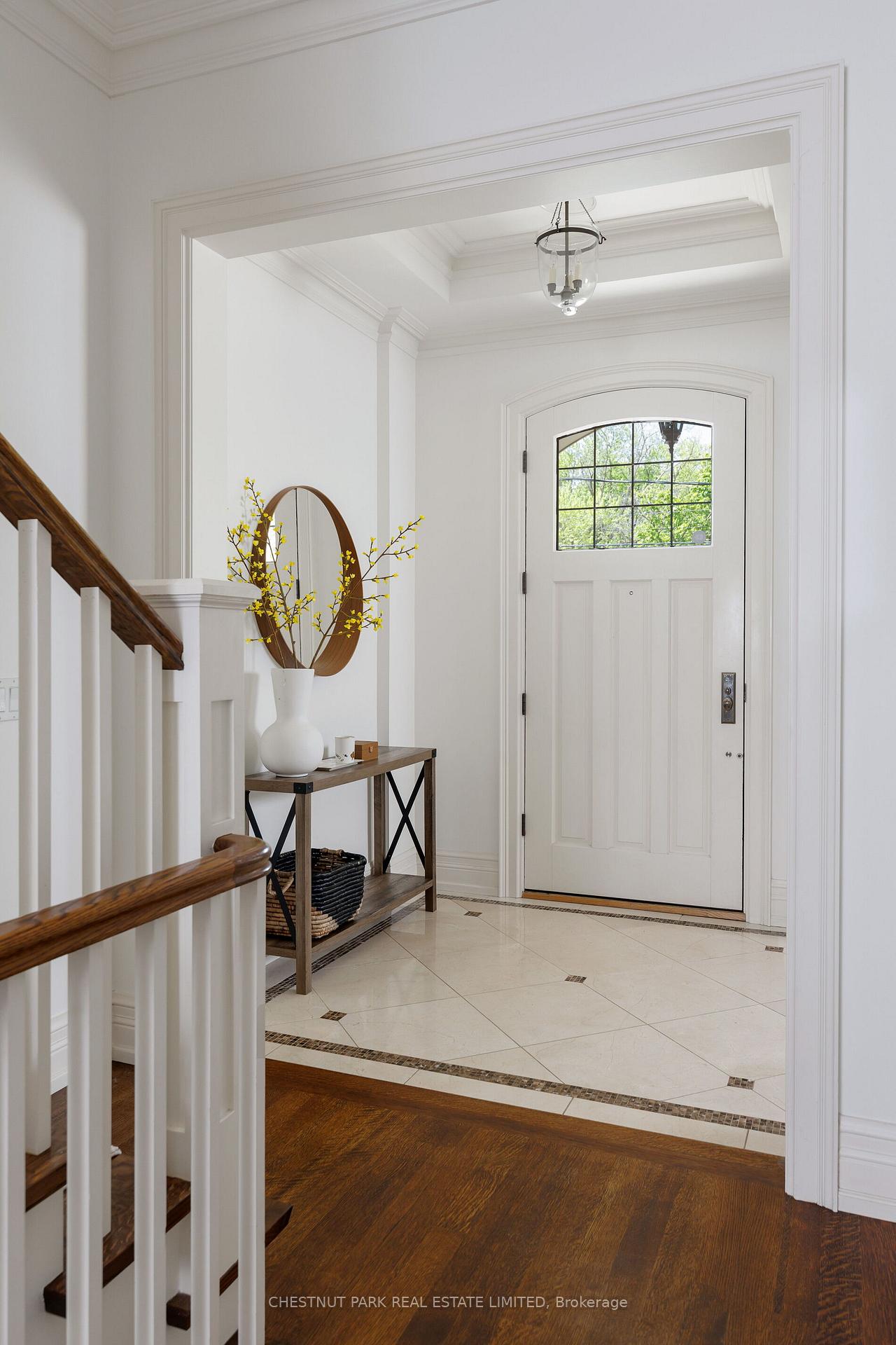 7 Strathgowan Crescent, Toronto C04 — photo 2 of 5