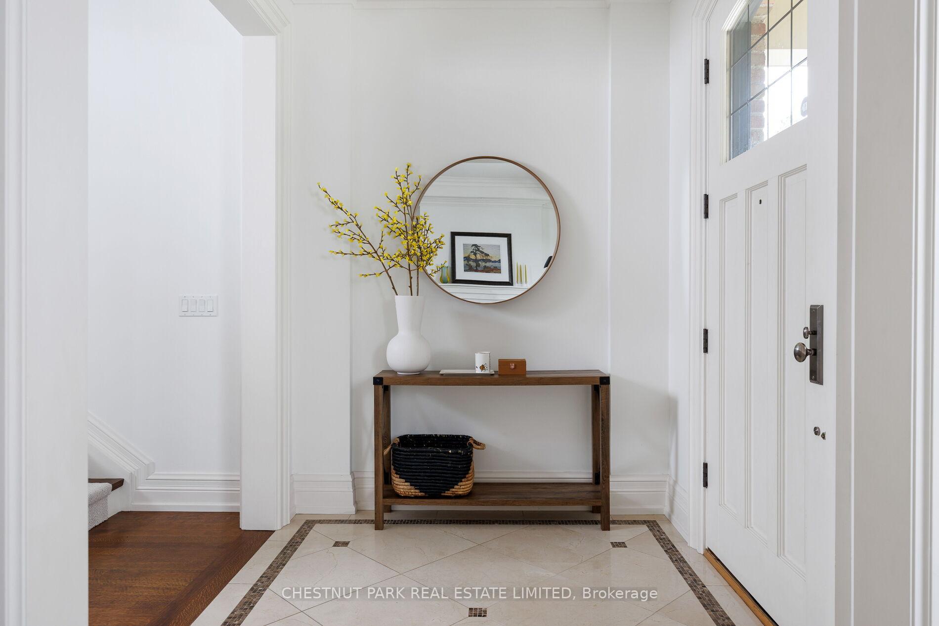 7 Strathgowan Crescent, Toronto C04 — photo 3 of 5