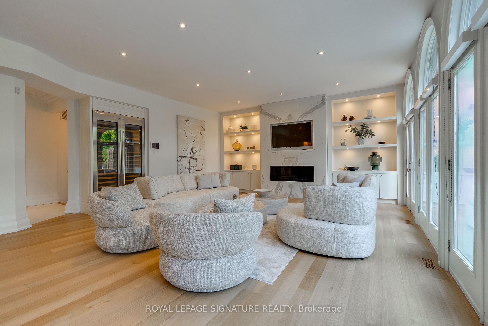 27 Teddington Park Avenue, Toronto C04 — photo 3 of 5
