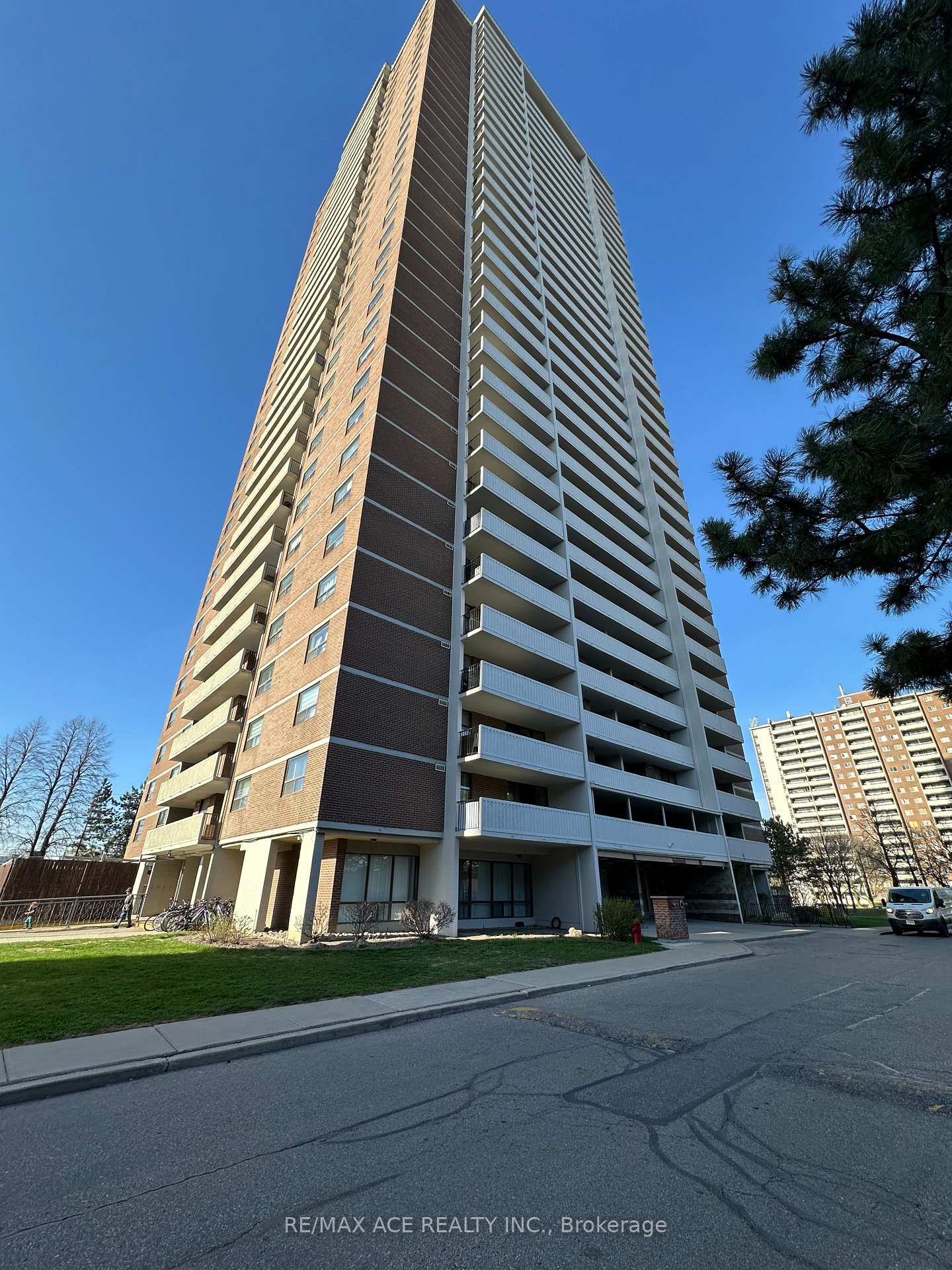 10 Tangreen Court 1504, Toronto C07 — photo 2 of 5