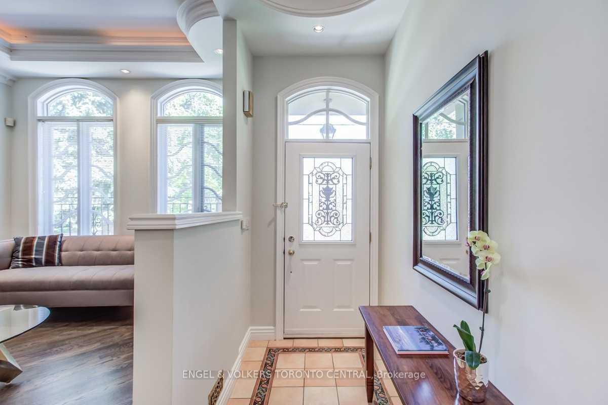 405 Bedford Park Avenue, Toronto C04 — photo 3 of 5
