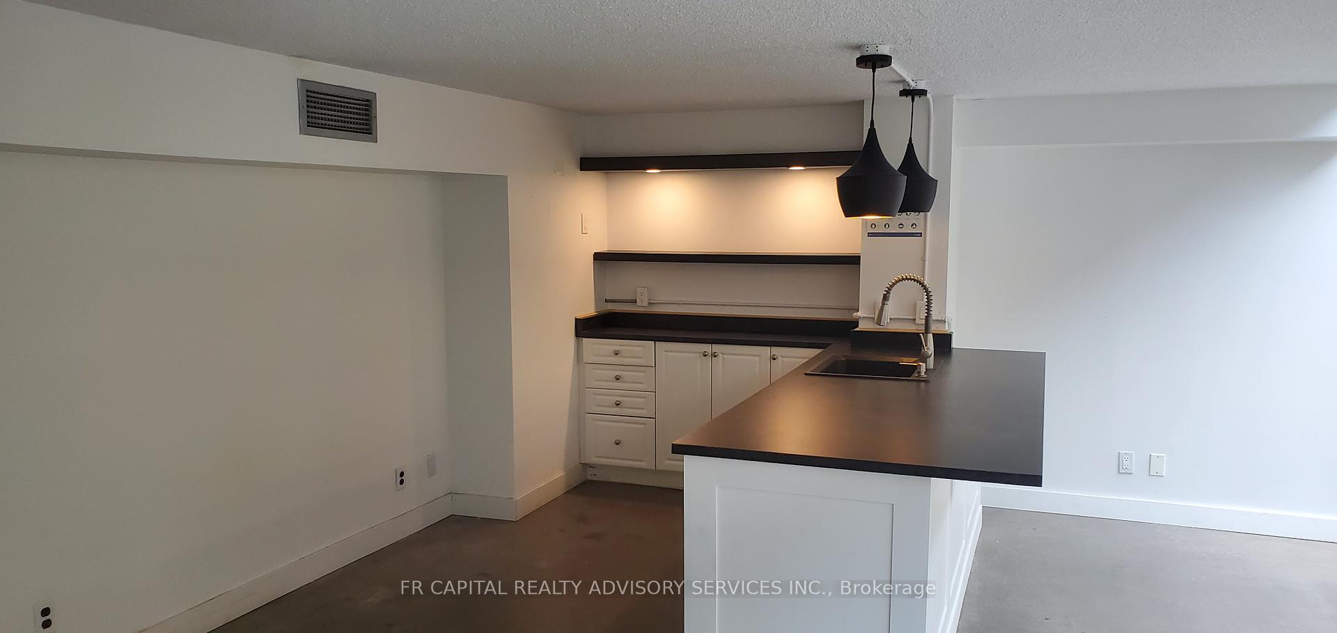 70 Yorkville Avenue 30, Toronto C02 — photo 2 of 5