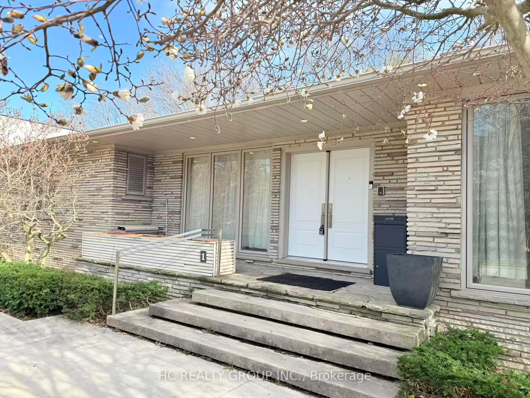 1 Tudor Gate, Toronto C12 — photo 2 of 5