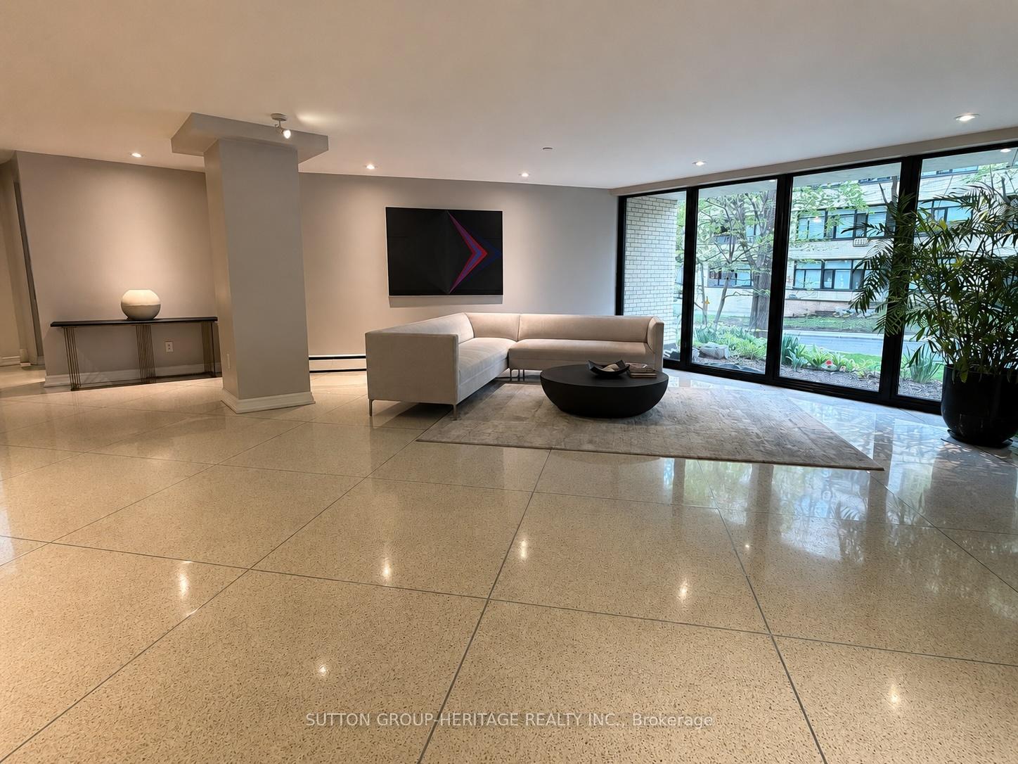 581 Avenue Road 704, Toronto C02 — photo 2 of 5