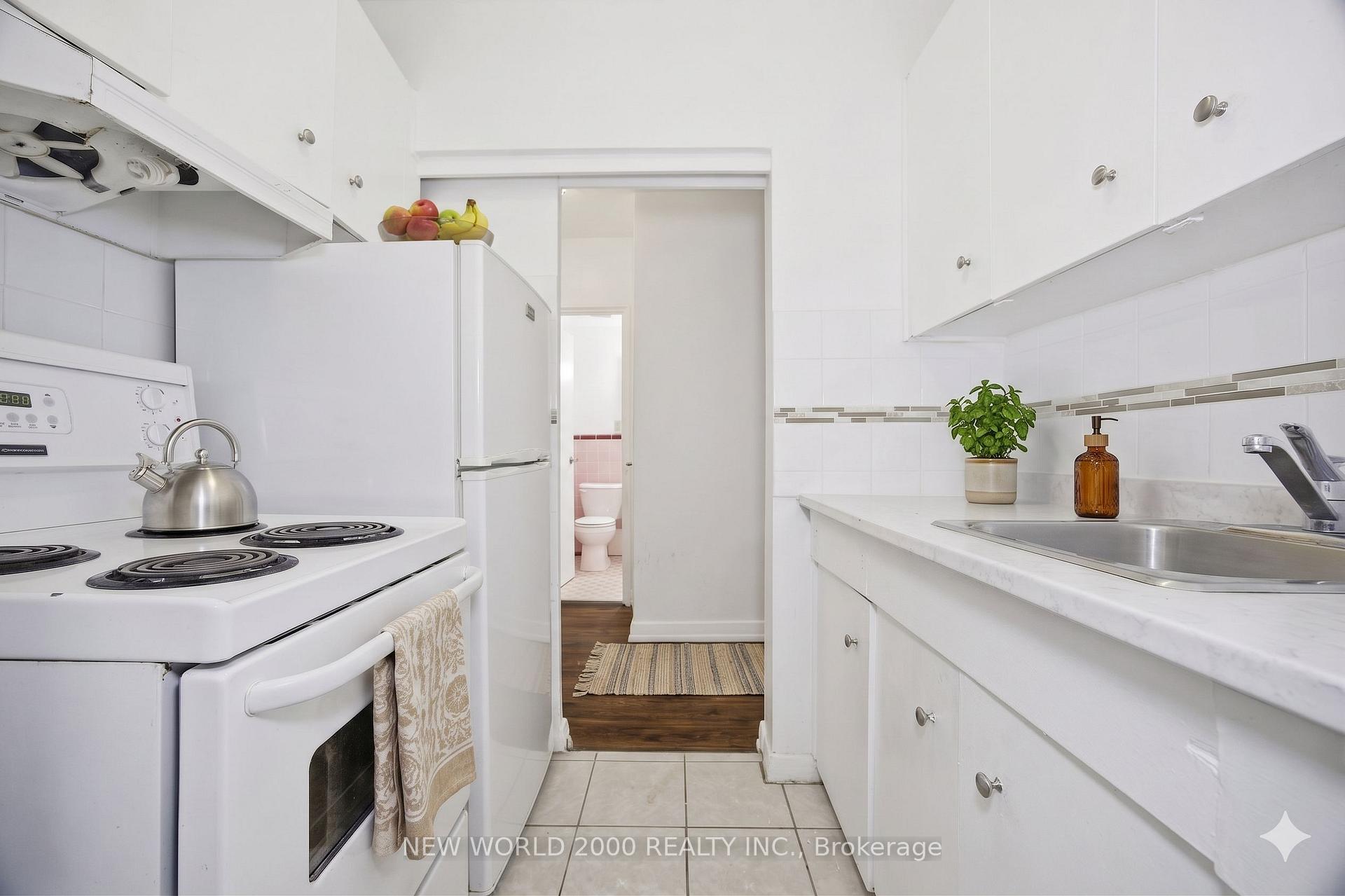 88 Bernard Avenue 206, Toronto C02 — photo 3 of 5