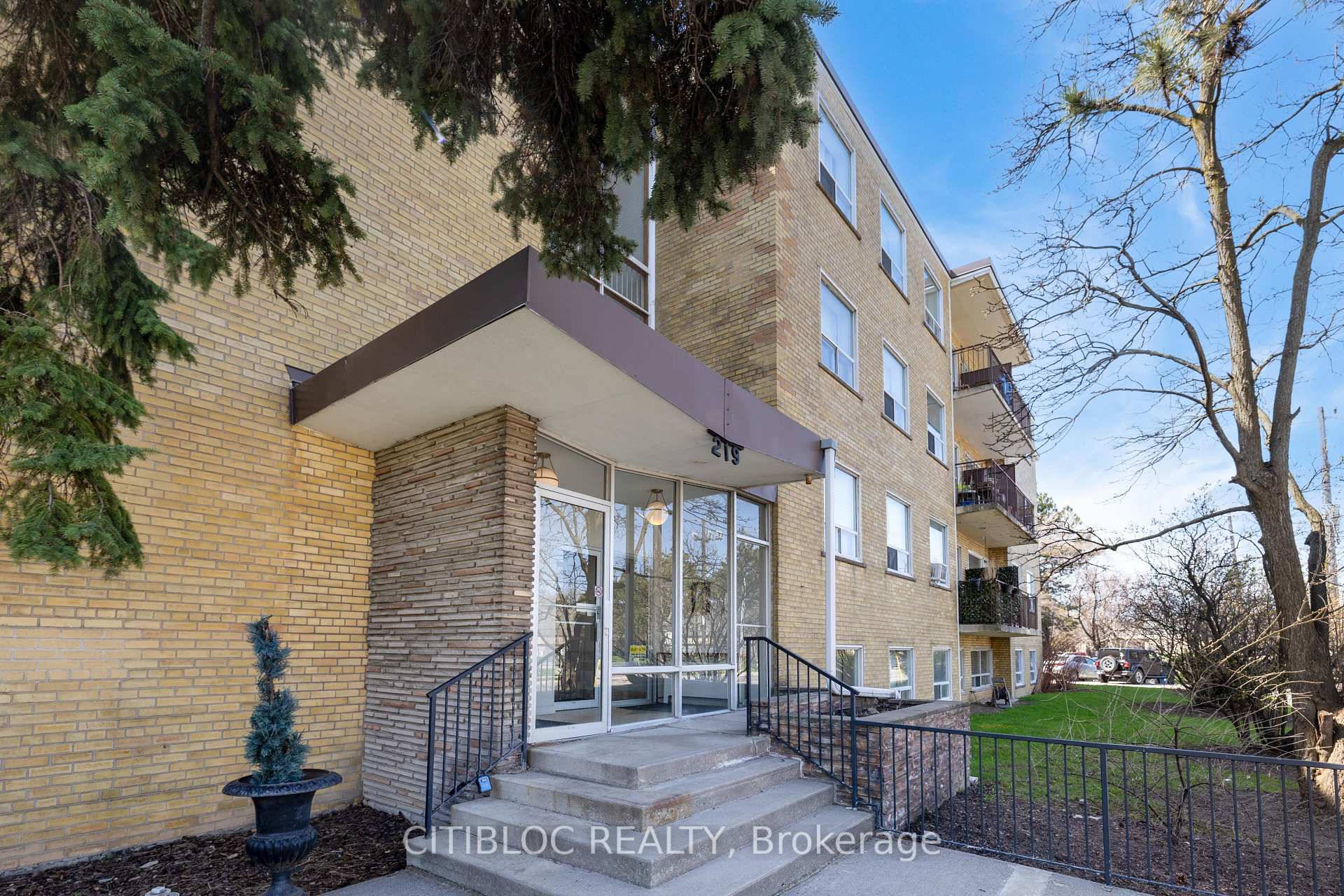 219 Wilson Avenue 201, Toronto C04, ON M5M 3B2 — Toronto C04, Ontario