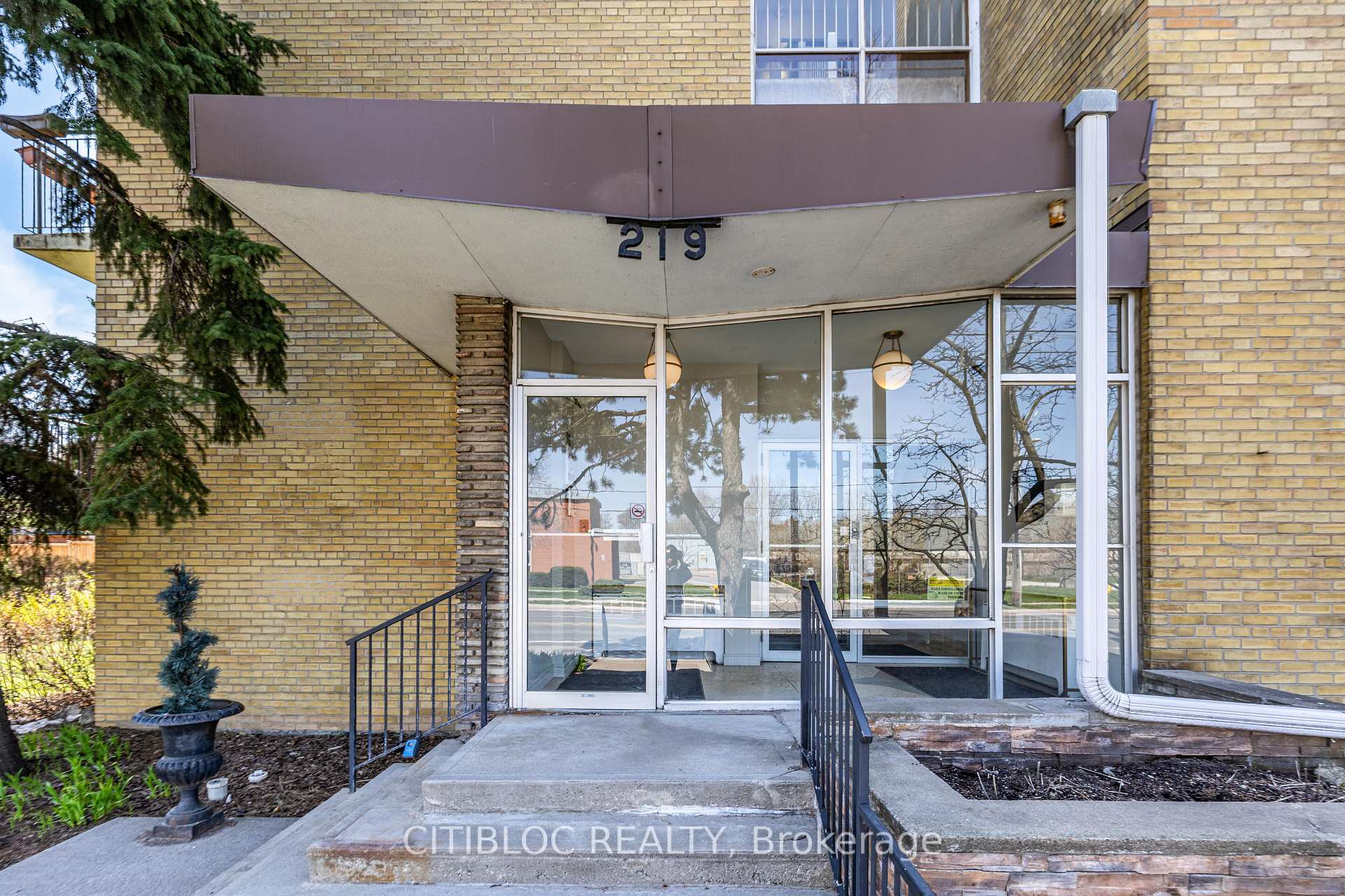 219 Wilson Avenue 201, Toronto C04 — photo 3 of 5
