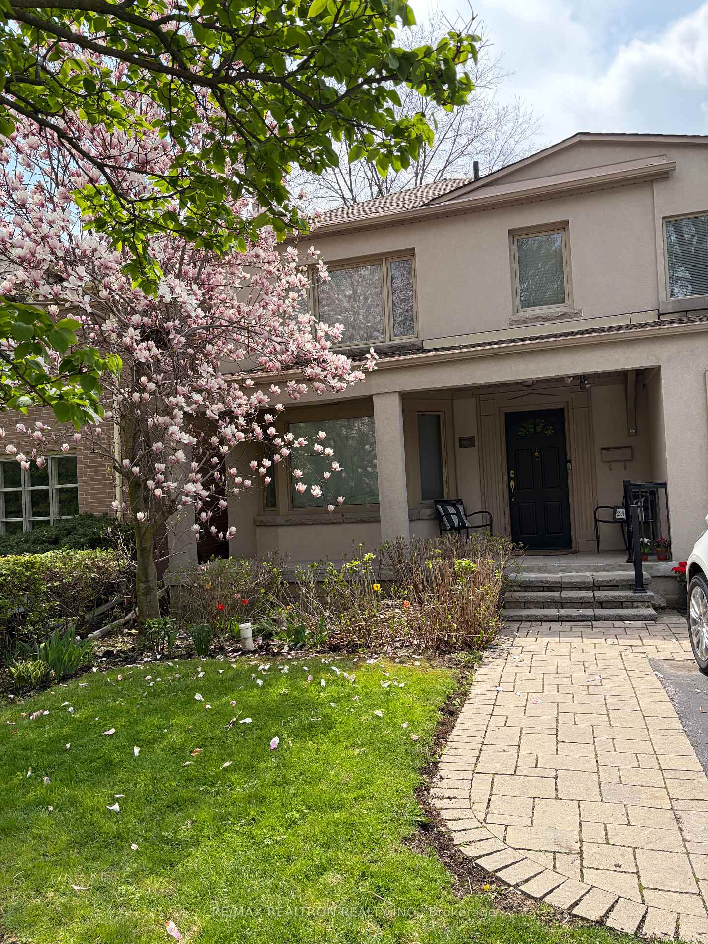 239 Sandringham Drive, Toronto C07 — photo 2 of 5
