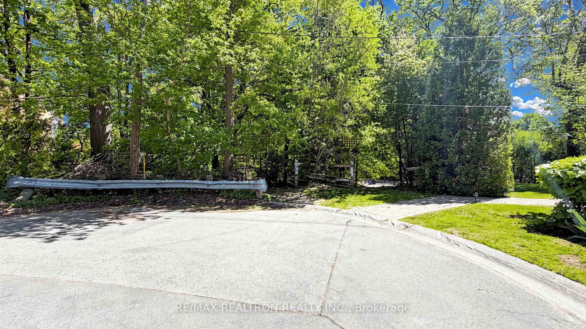 239 Sandringham Drive, Toronto C07 — photo 3 of 5