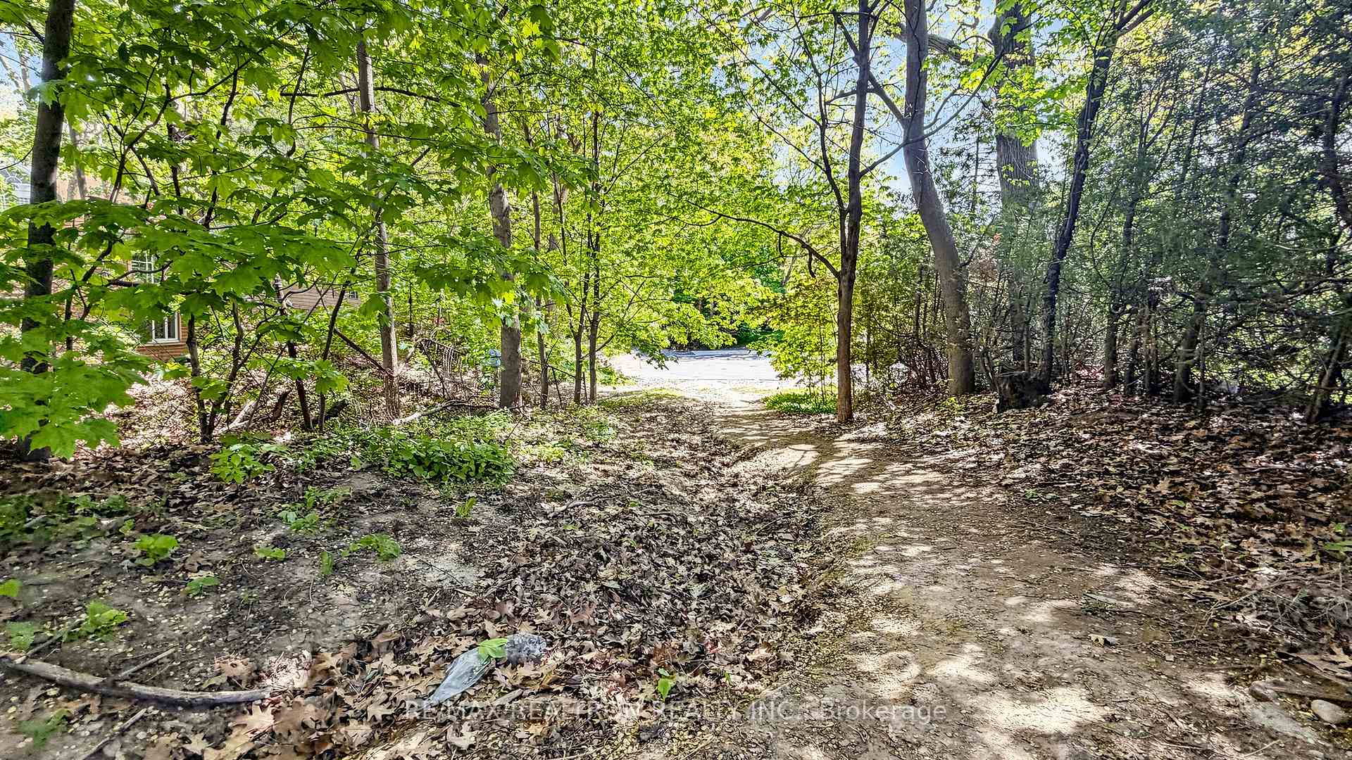 239 Sandringham Drive, Toronto C07 — photo 4 of 5
