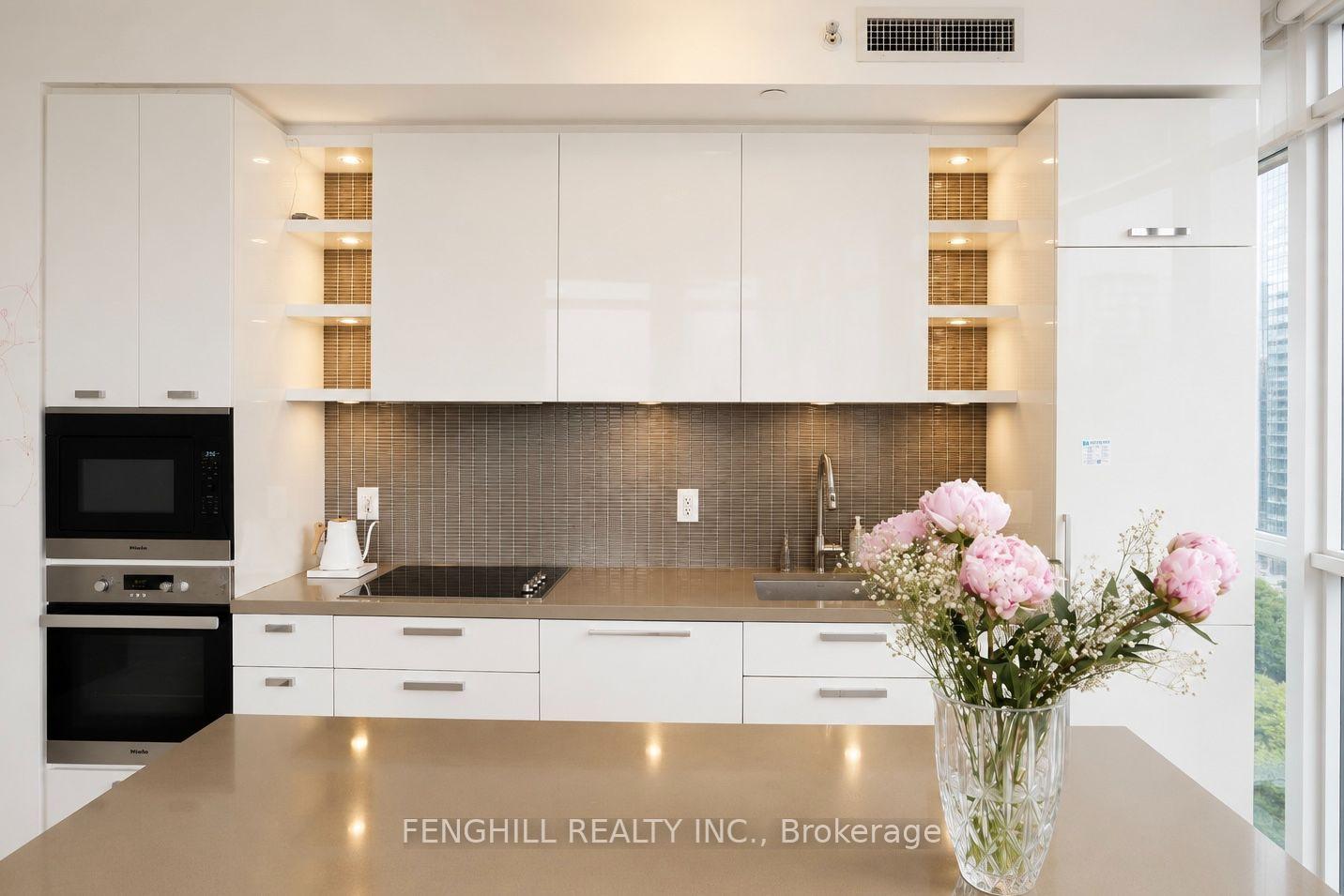 32 Davenport Road 1108, Toronto C02 — photo 2 of 5