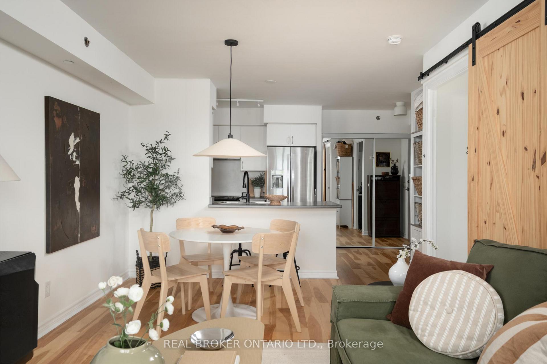35 Saranac Boulevard 510, Toronto C04 — photo 3 of 5