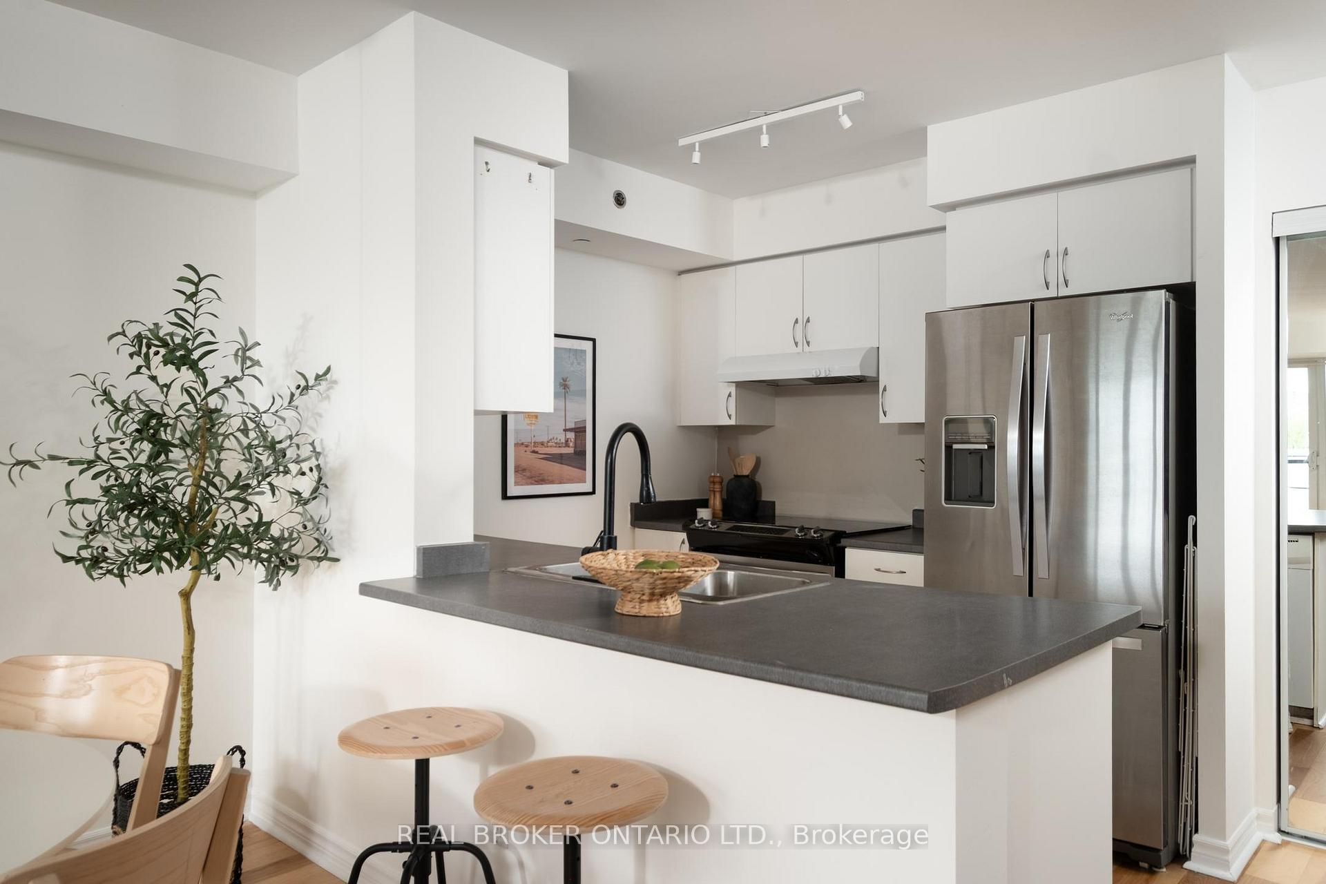 35 Saranac Boulevard 510, Toronto C04 — photo 5 of 5