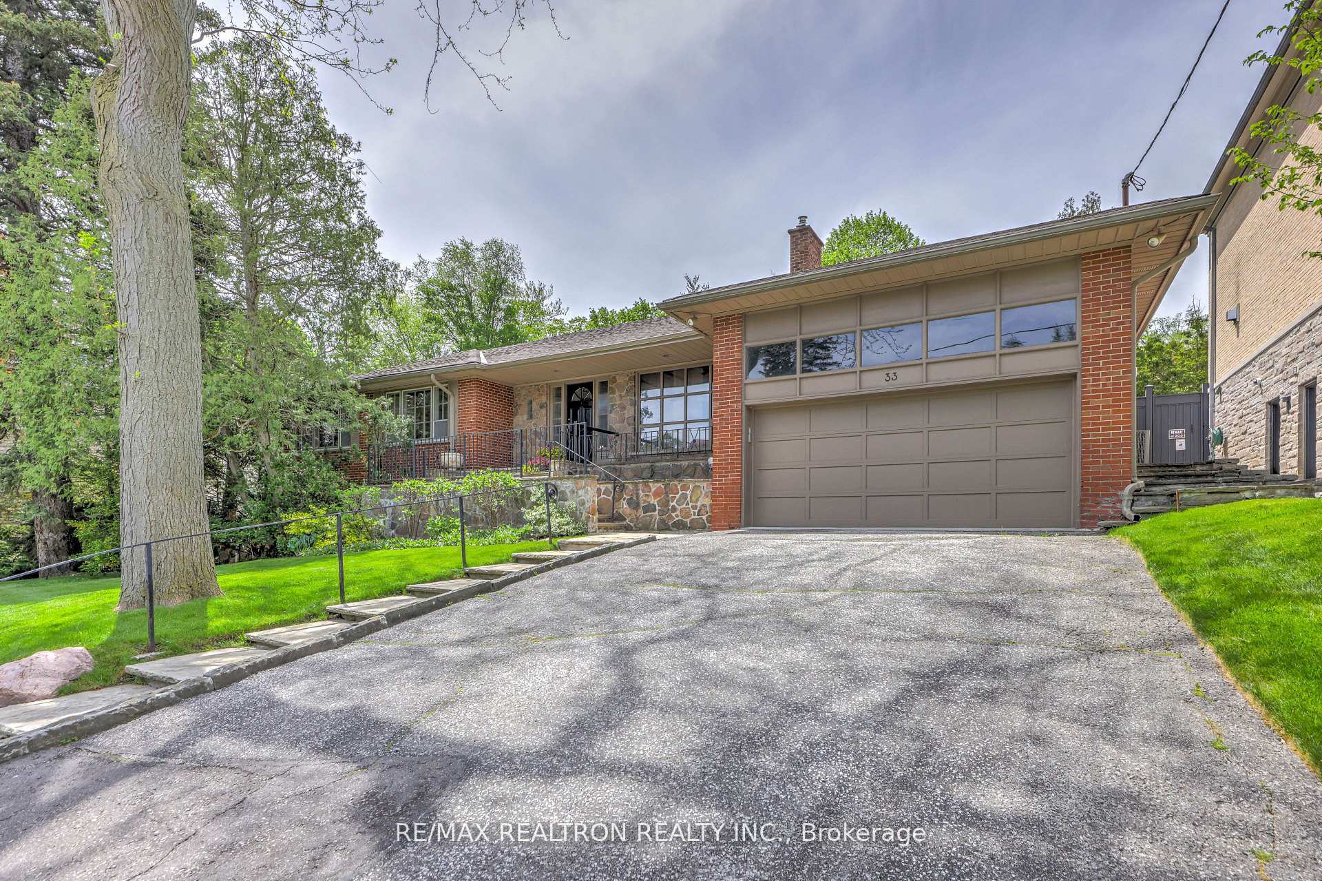 33 Sunnydene Crescent, Toronto C12 — photo 2 of 5