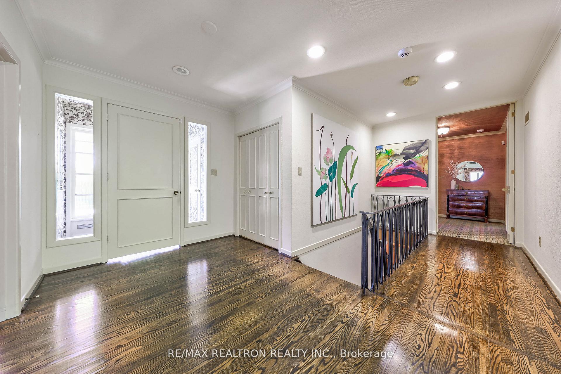 33 Sunnydene Crescent, Toronto C12 — photo 4 of 5