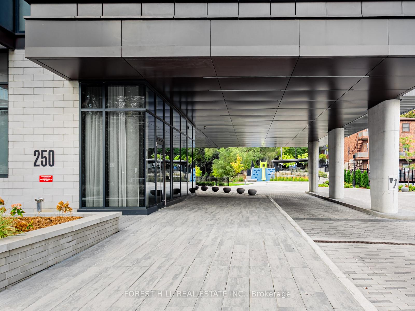 250 Lawrence Avenue W 810, Toronto C04 — photo 2 of 5
