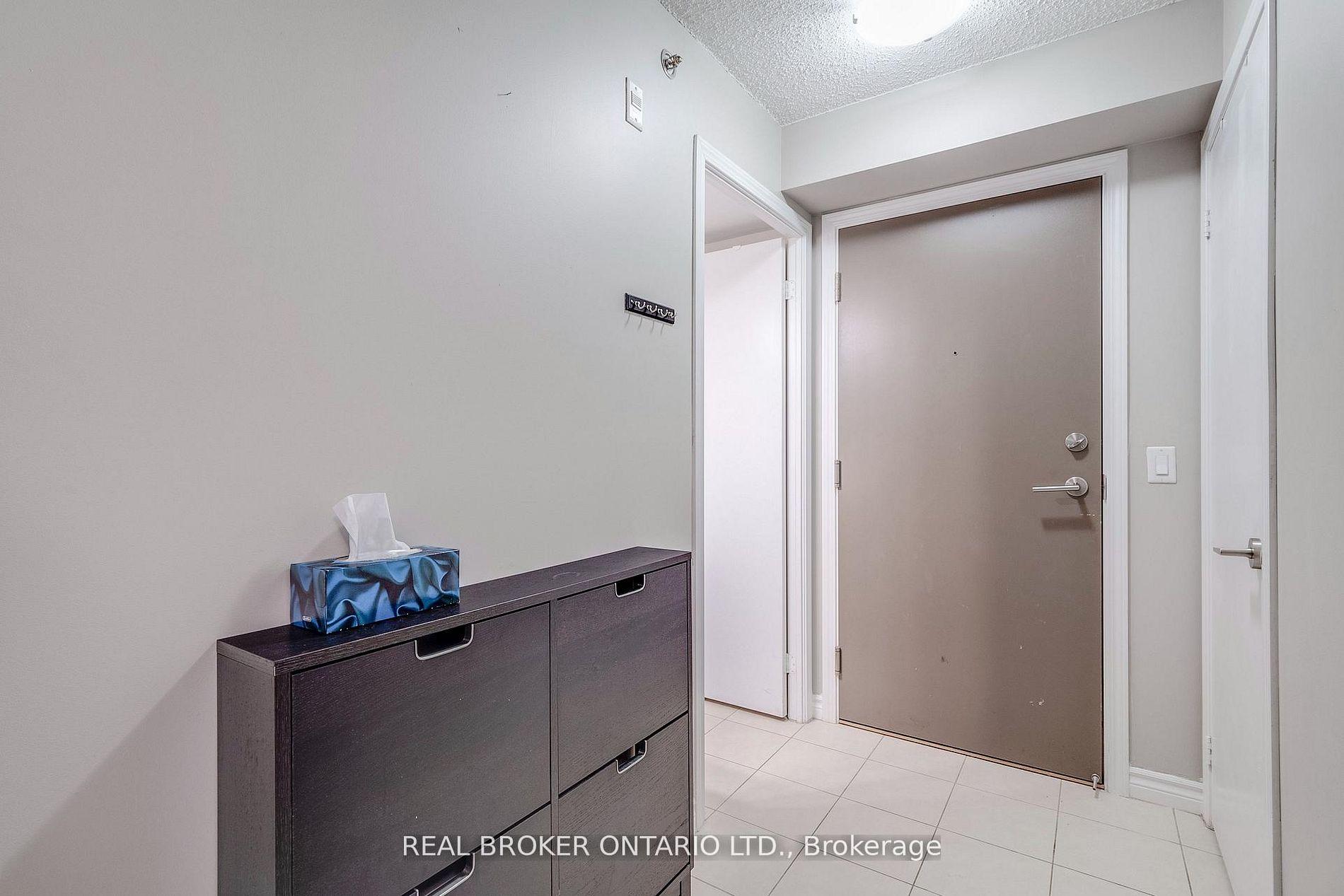 35 Saranac Boulevard 225, Toronto C04 — photo 3 of 5