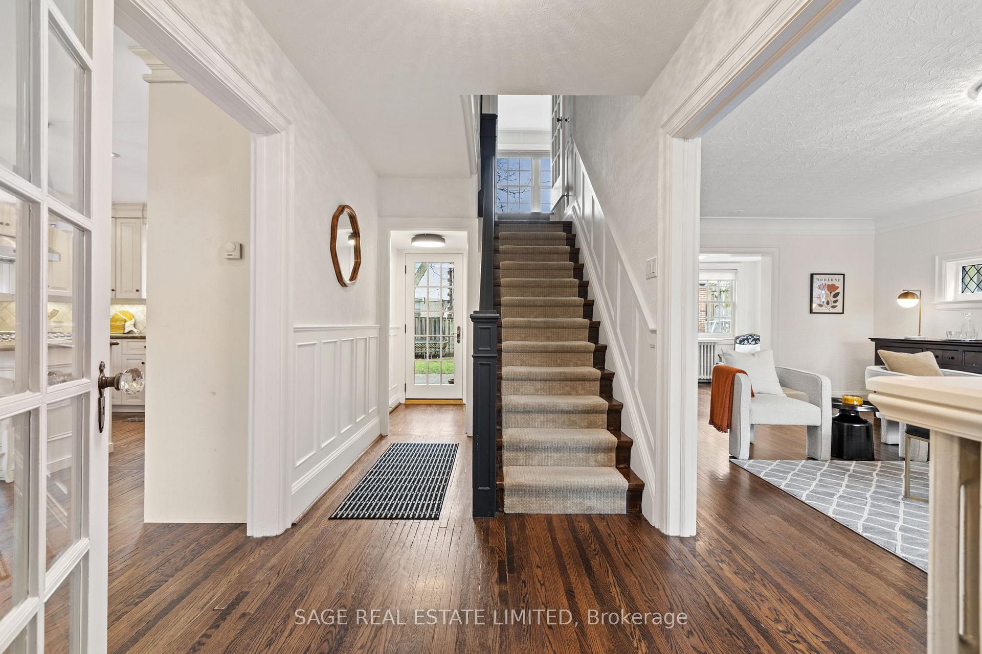 85 Weybourne Crescent, Toronto C04 — photo 3 of 5