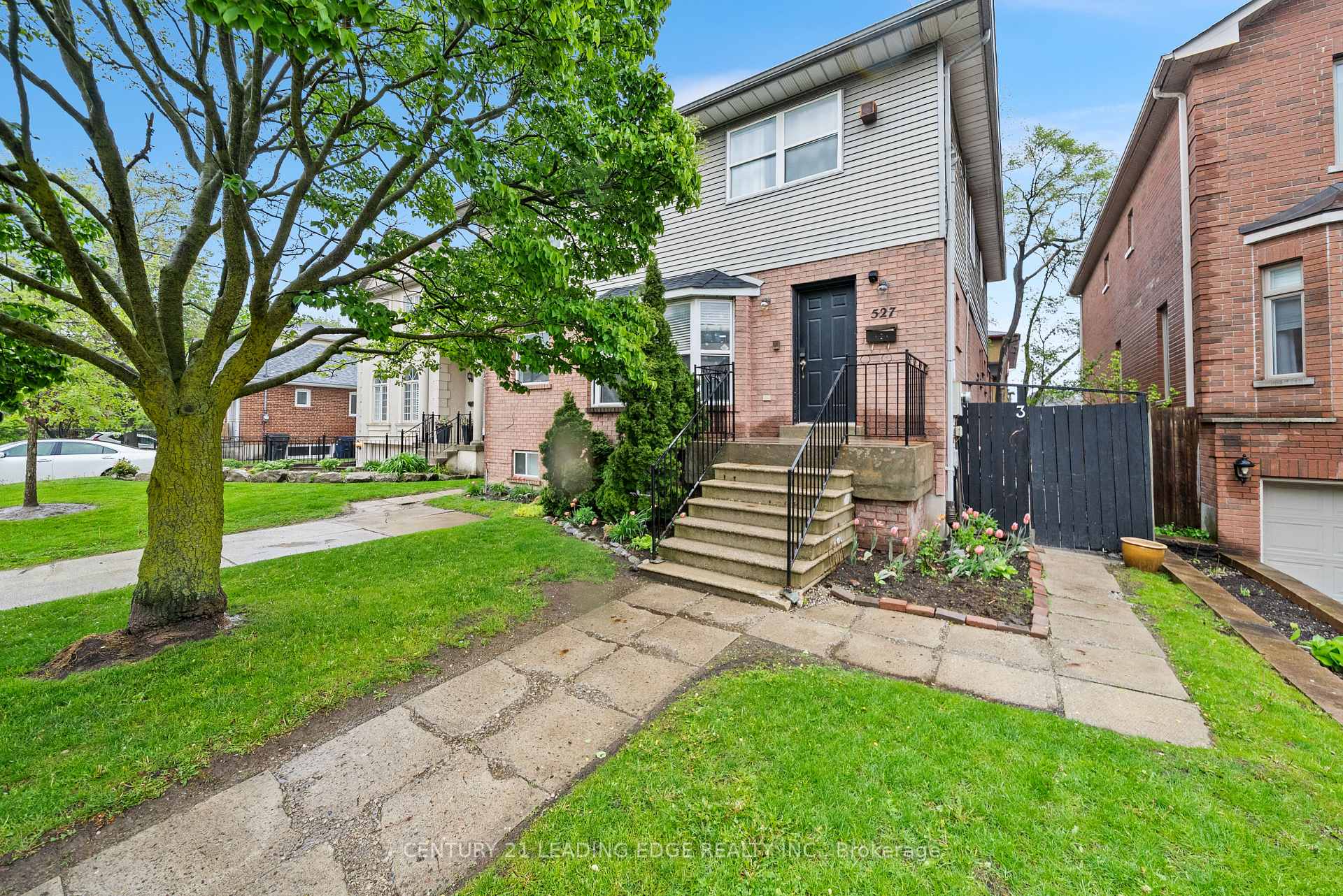 527 Glengarry Avenue, Toronto C04, ON M5M 1G2 — Toronto C04, Ontario