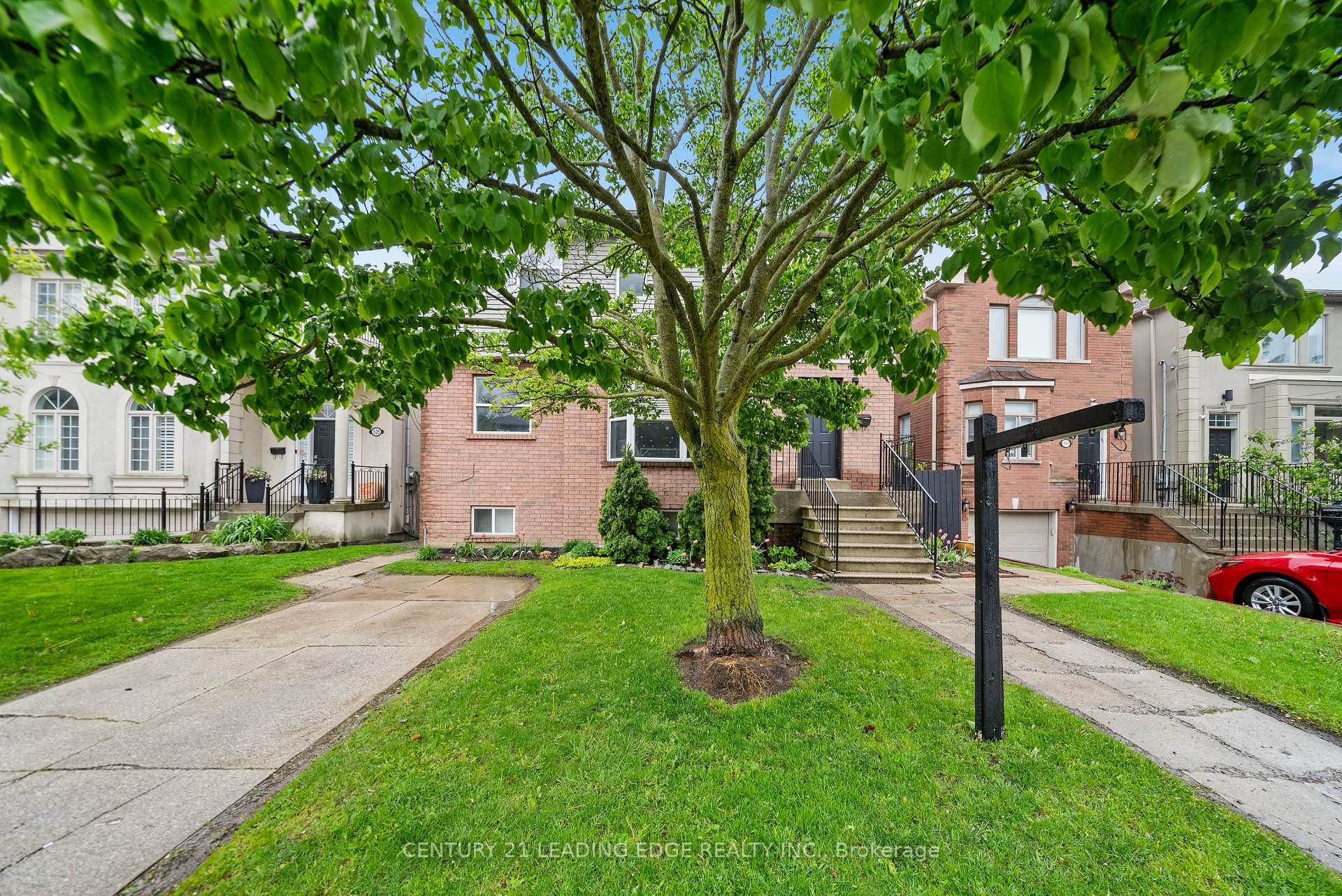 527 Glengarry Avenue, Toronto C04 — photo 2 of 5