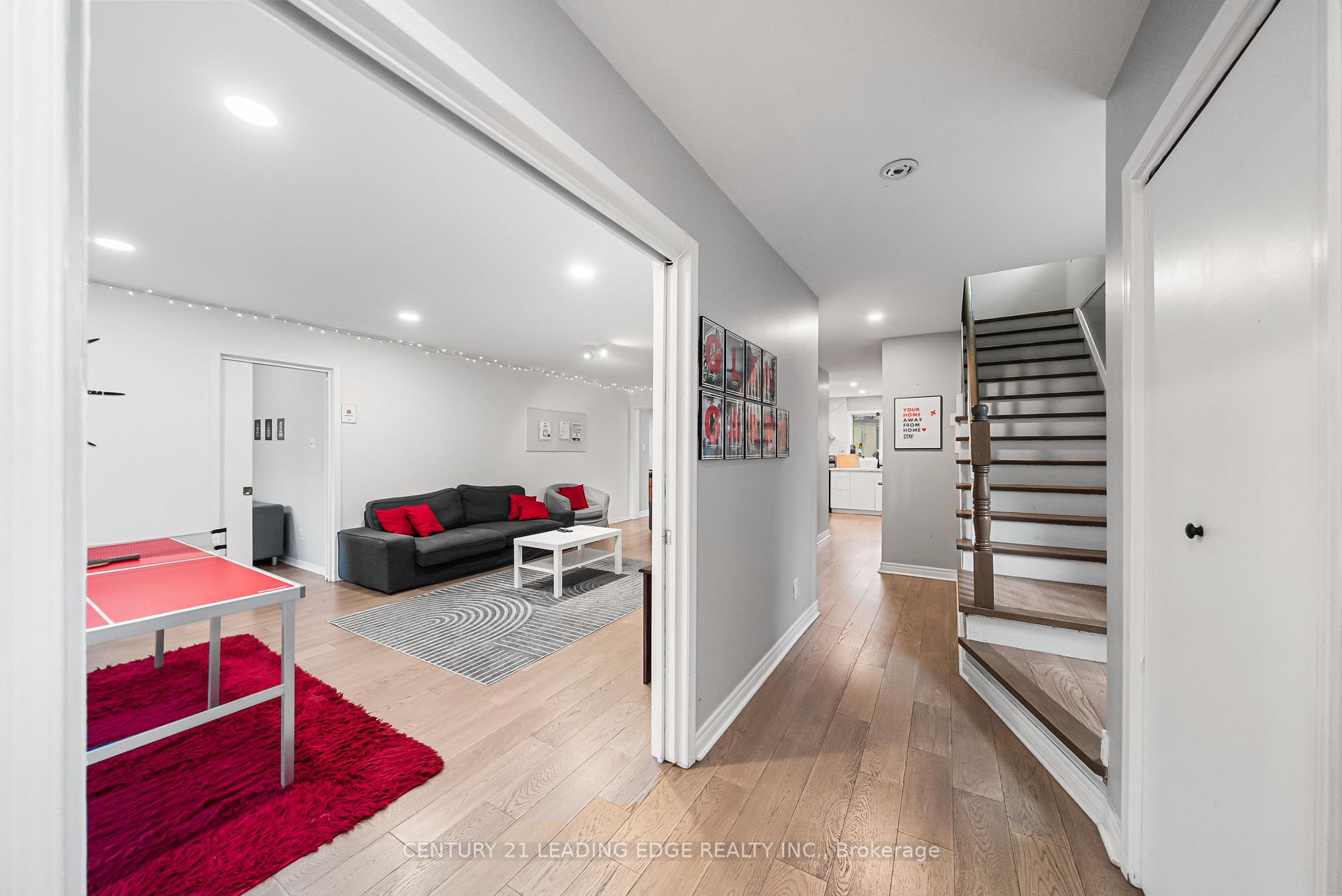 527 Glengarry Avenue, Toronto C04 — photo 3 of 5