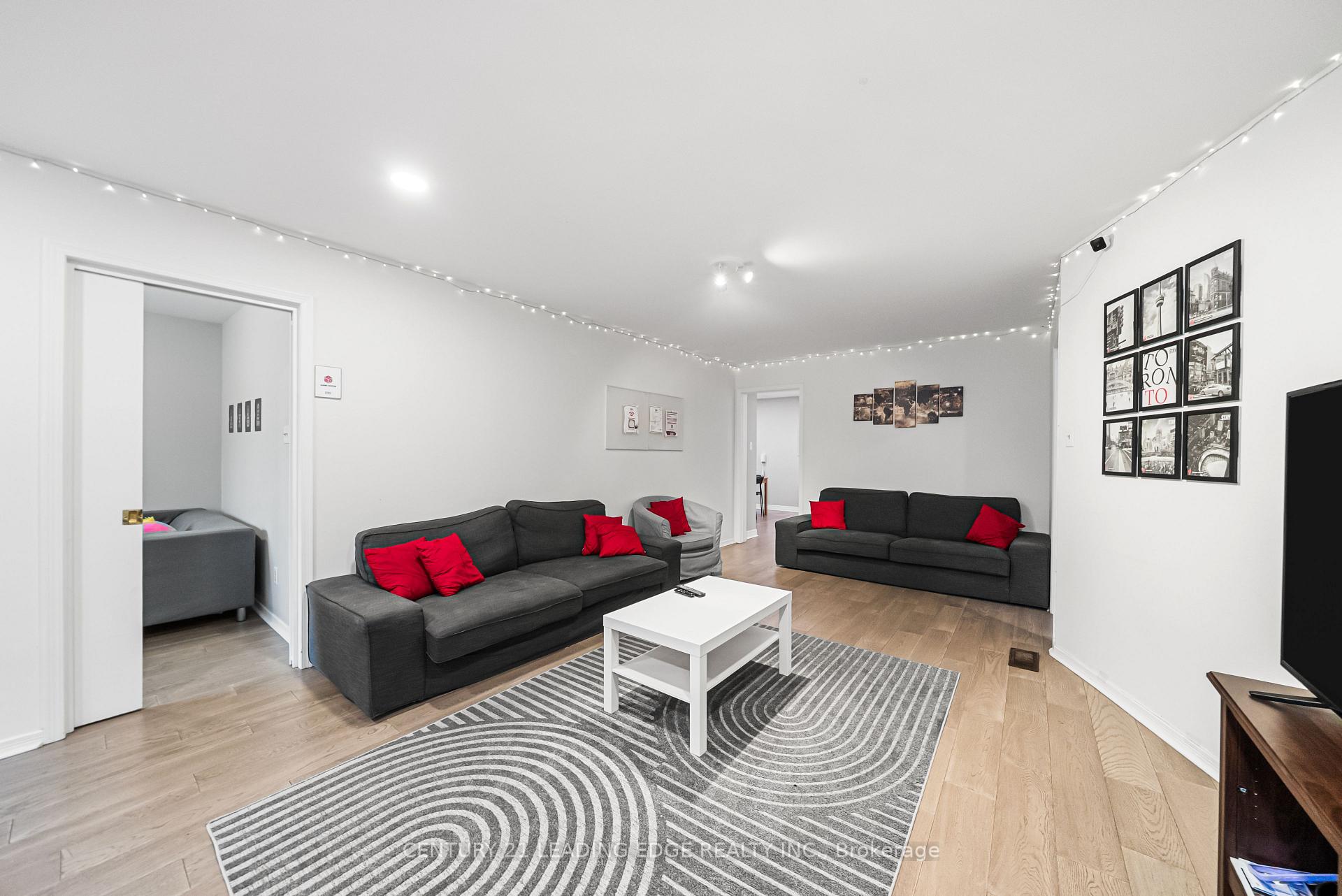 527 Glengarry Avenue, Toronto C04 — photo 5 of 5