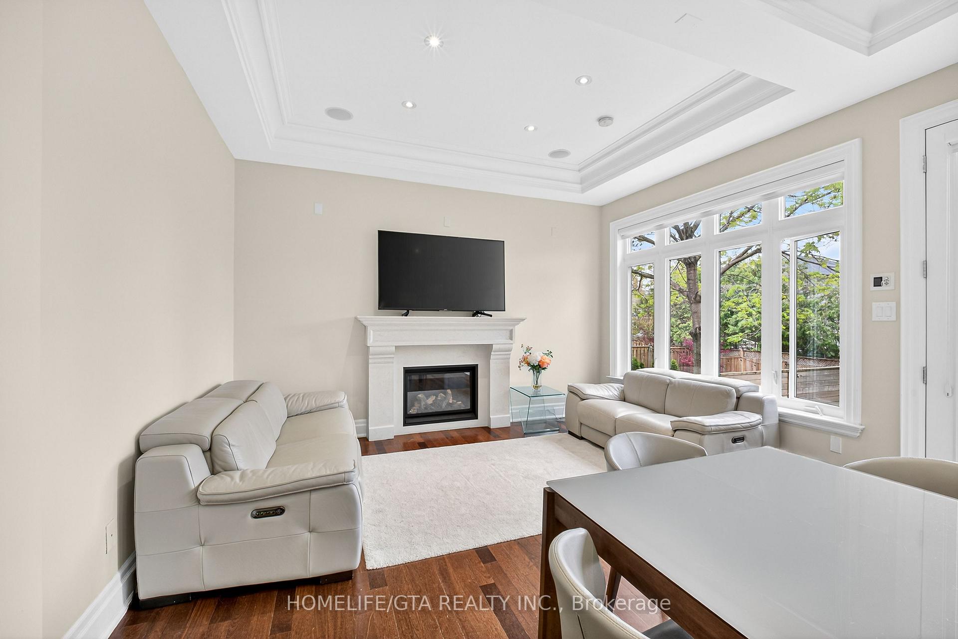 674 Bedford Park Avenue, Toronto C04 — photo 2 of 5