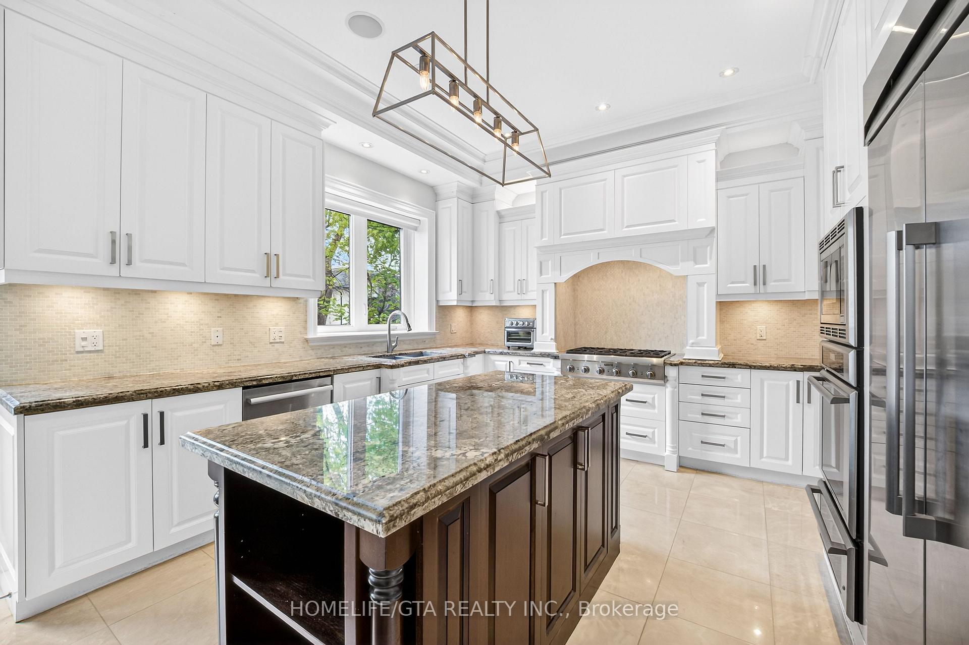 674 Bedford Park Avenue, Toronto C04 — photo 3 of 5