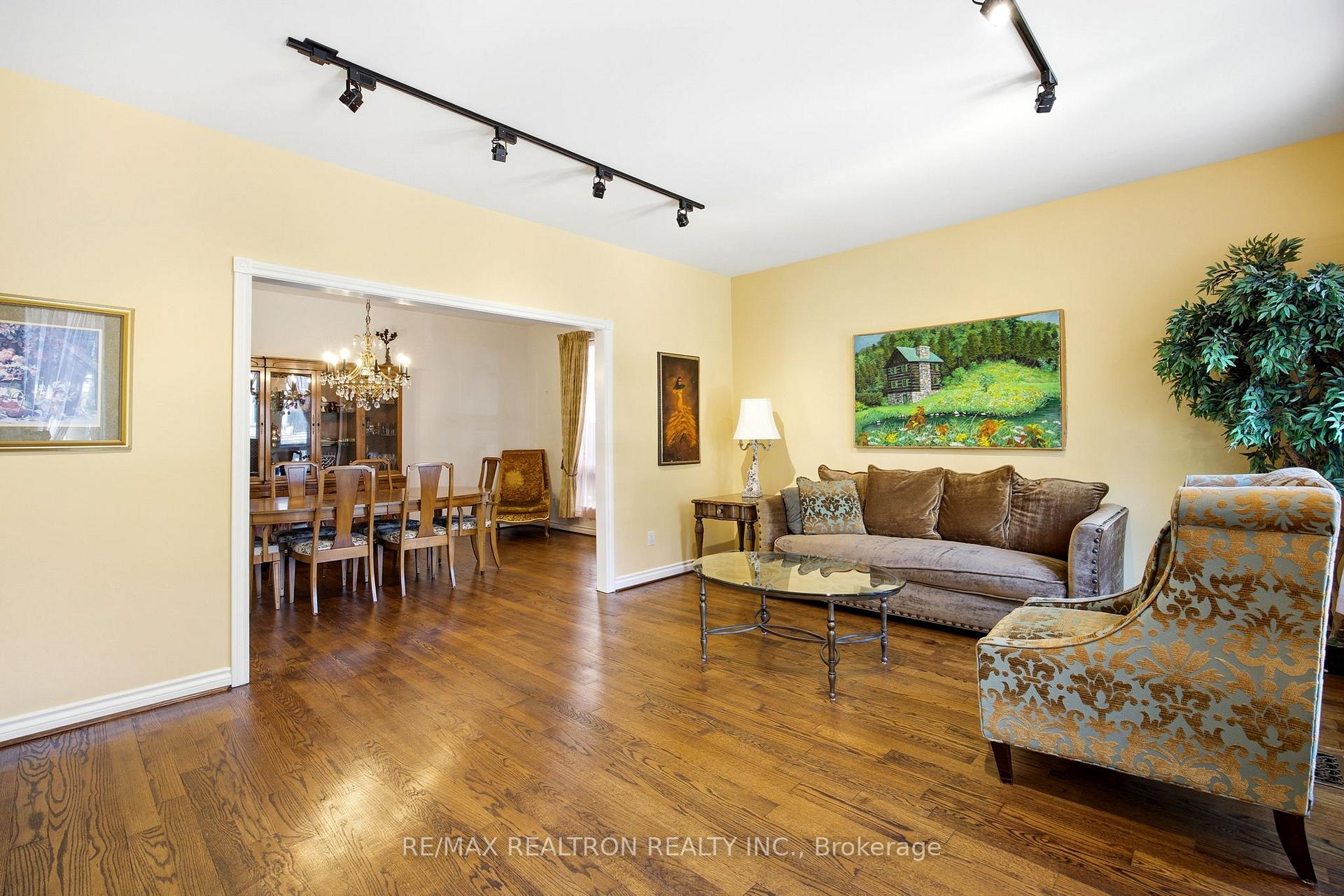 623 Coldstream Avenue, Toronto C04 — photo 3 of 5