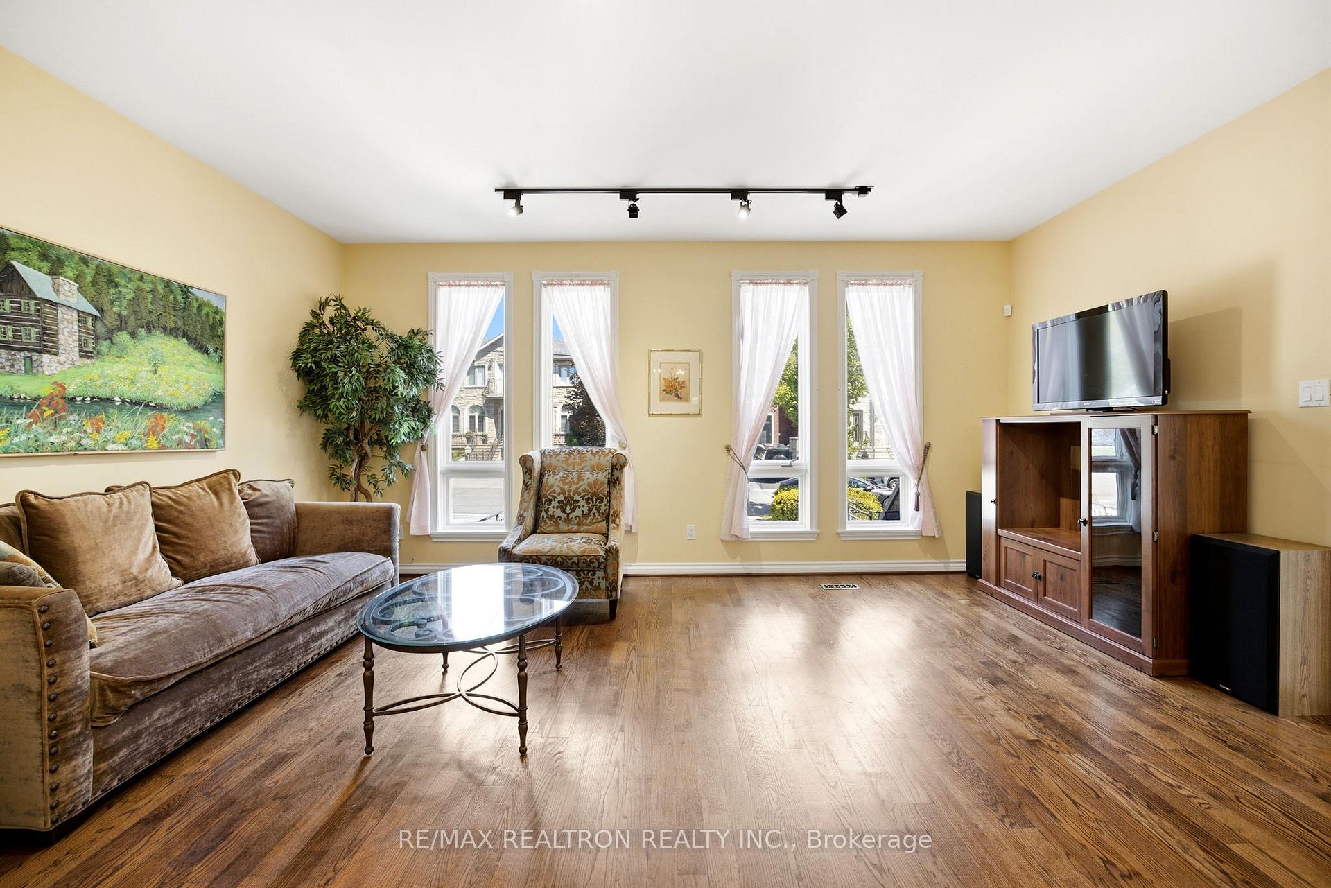 623 Coldstream Avenue, Toronto C04 — photo 4 of 5