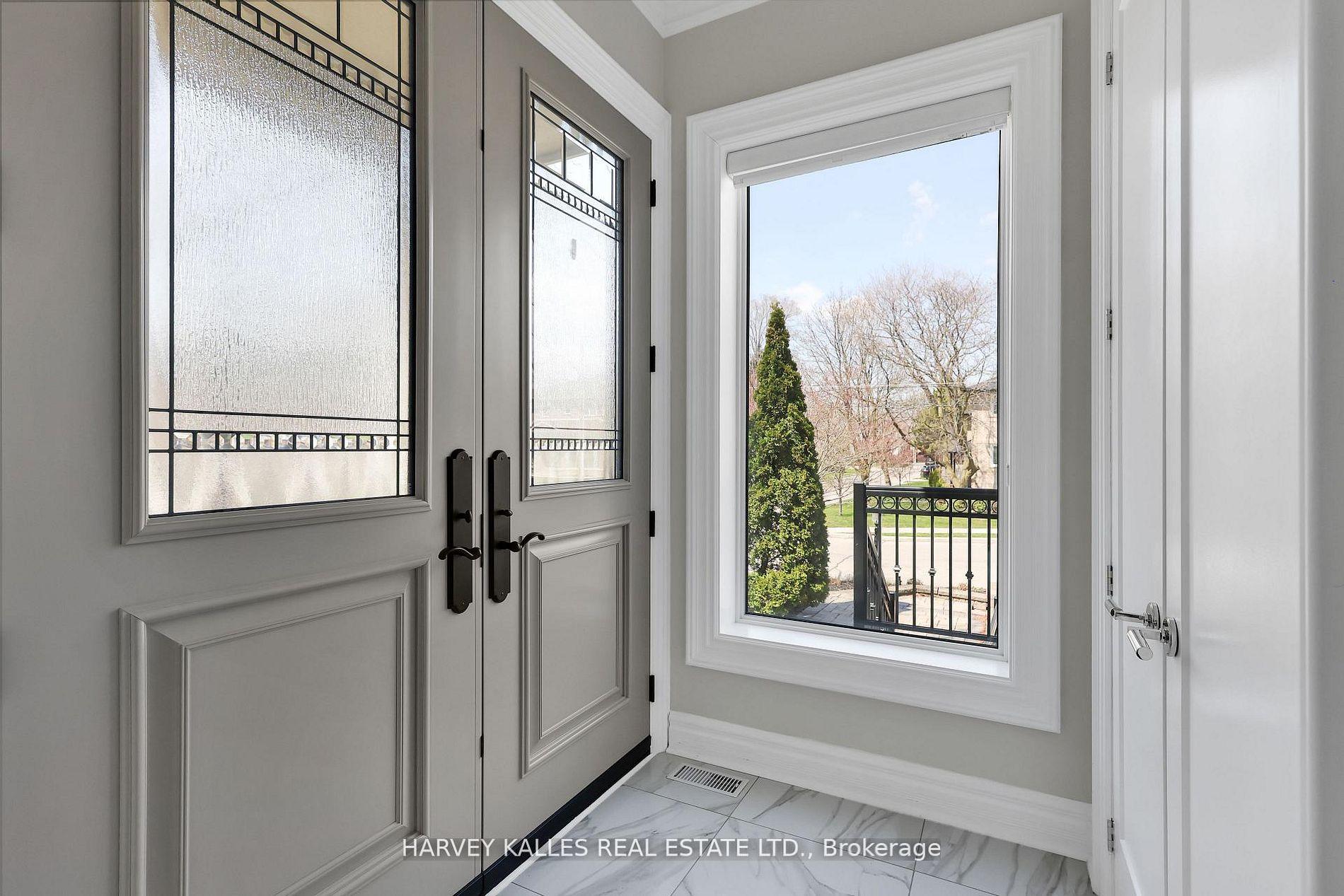 131 Bannockburn Avenue, Toronto C04 — photo 4 of 5