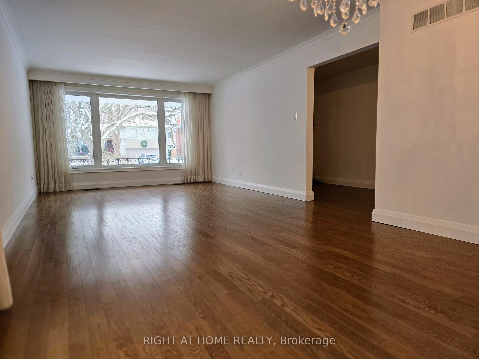 7 Foursome Crescent, Toronto C12 — photo 3 of 5