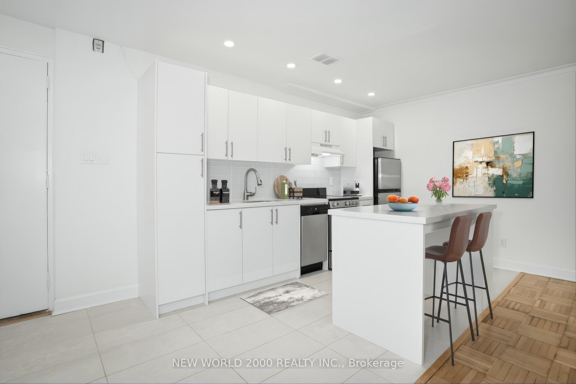 49 Glen Elm Avenue 102, Toronto C09 — photo 3 of 5