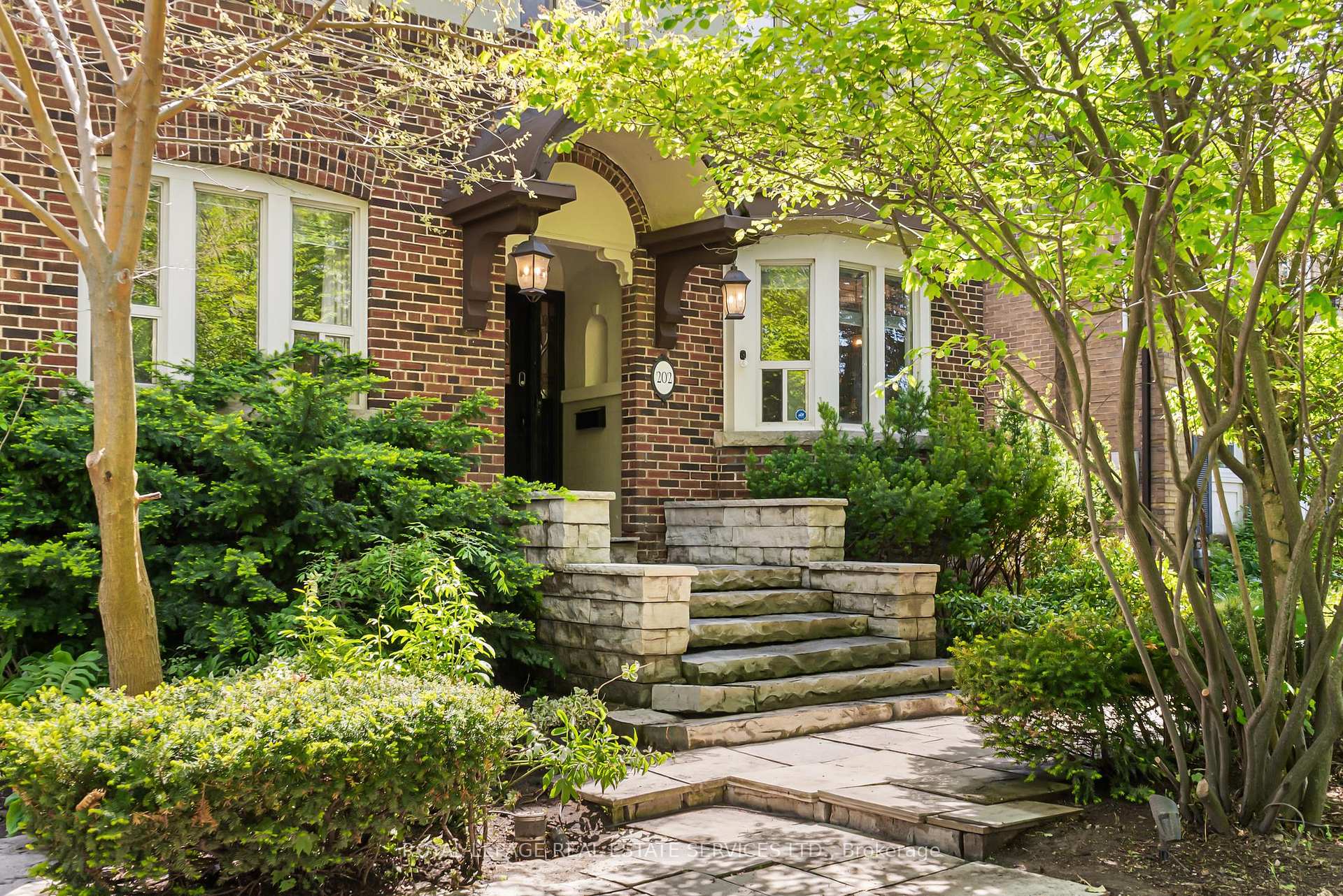 202 Dinnick Crescent, Toronto C04 — photo 2 of 5