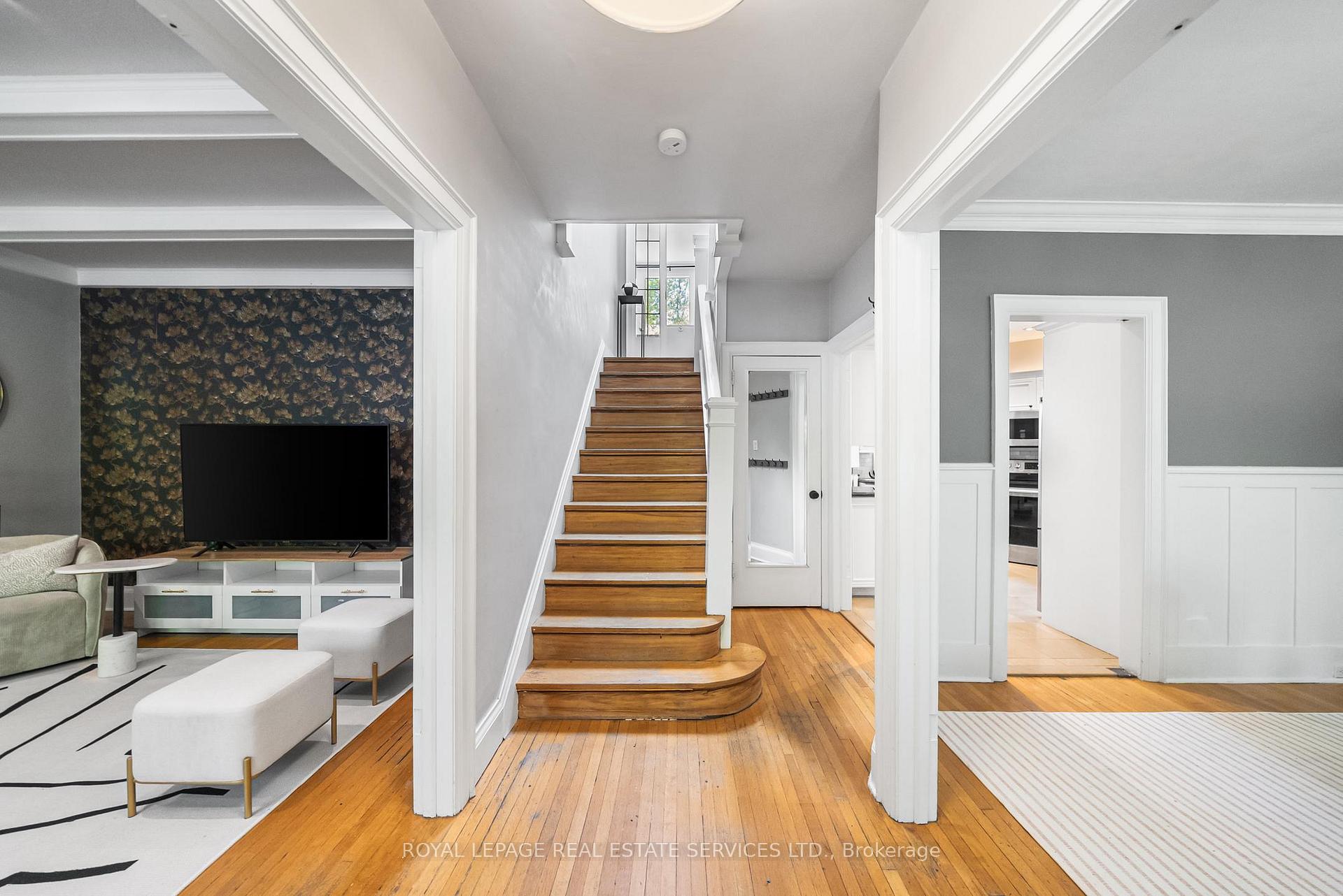 202 Dinnick Crescent, Toronto C04 — photo 3 of 5