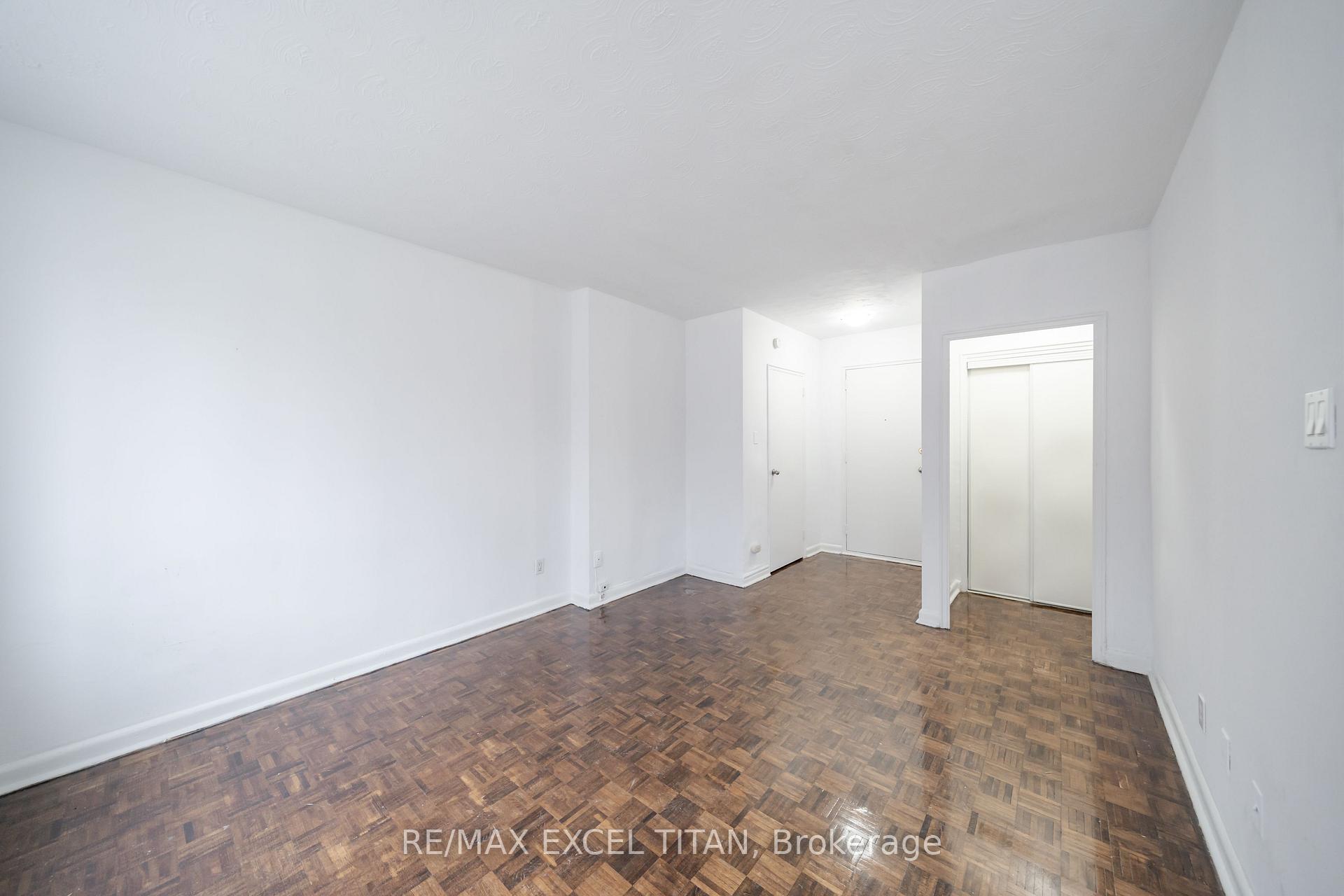 2895 Bathurst Street 510, Toronto C04 — photo 2 of 5