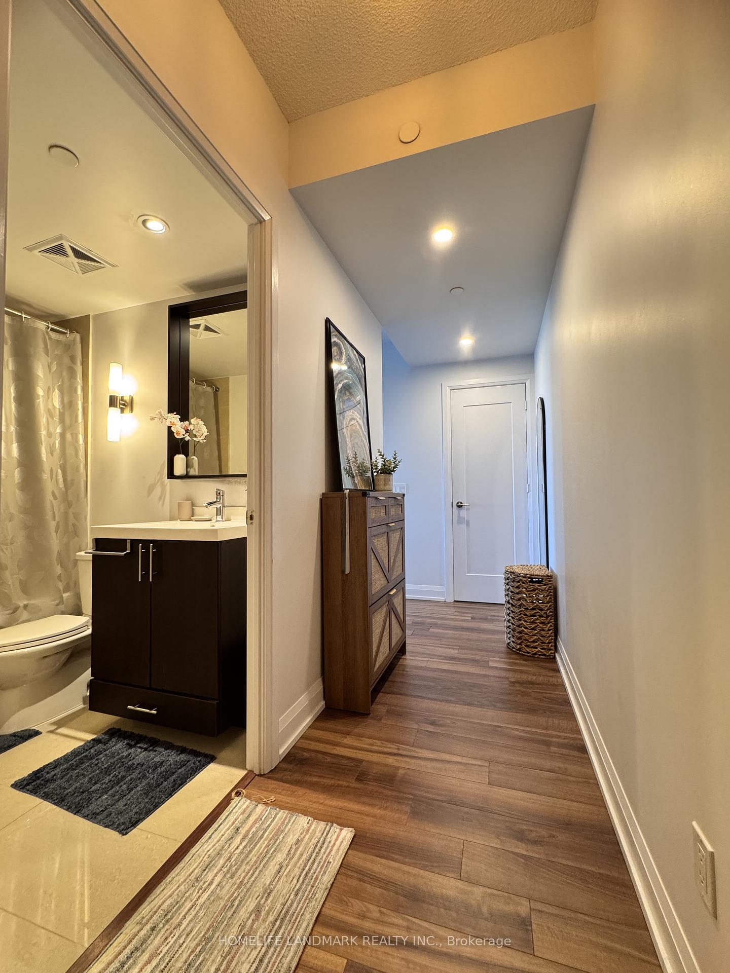 18 Graydon Hall Drive 1903, Toronto C13 — photo 4 of 5