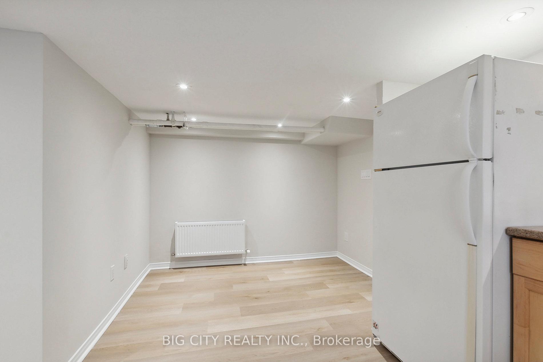 178 Douglas Avenue Lower, Toronto C04 — photo 3 of 5