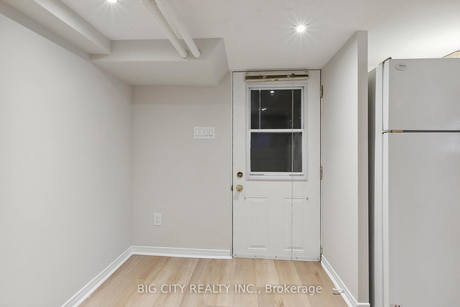 178 Douglas Avenue Lower, Toronto C04 — photo 4 of 5