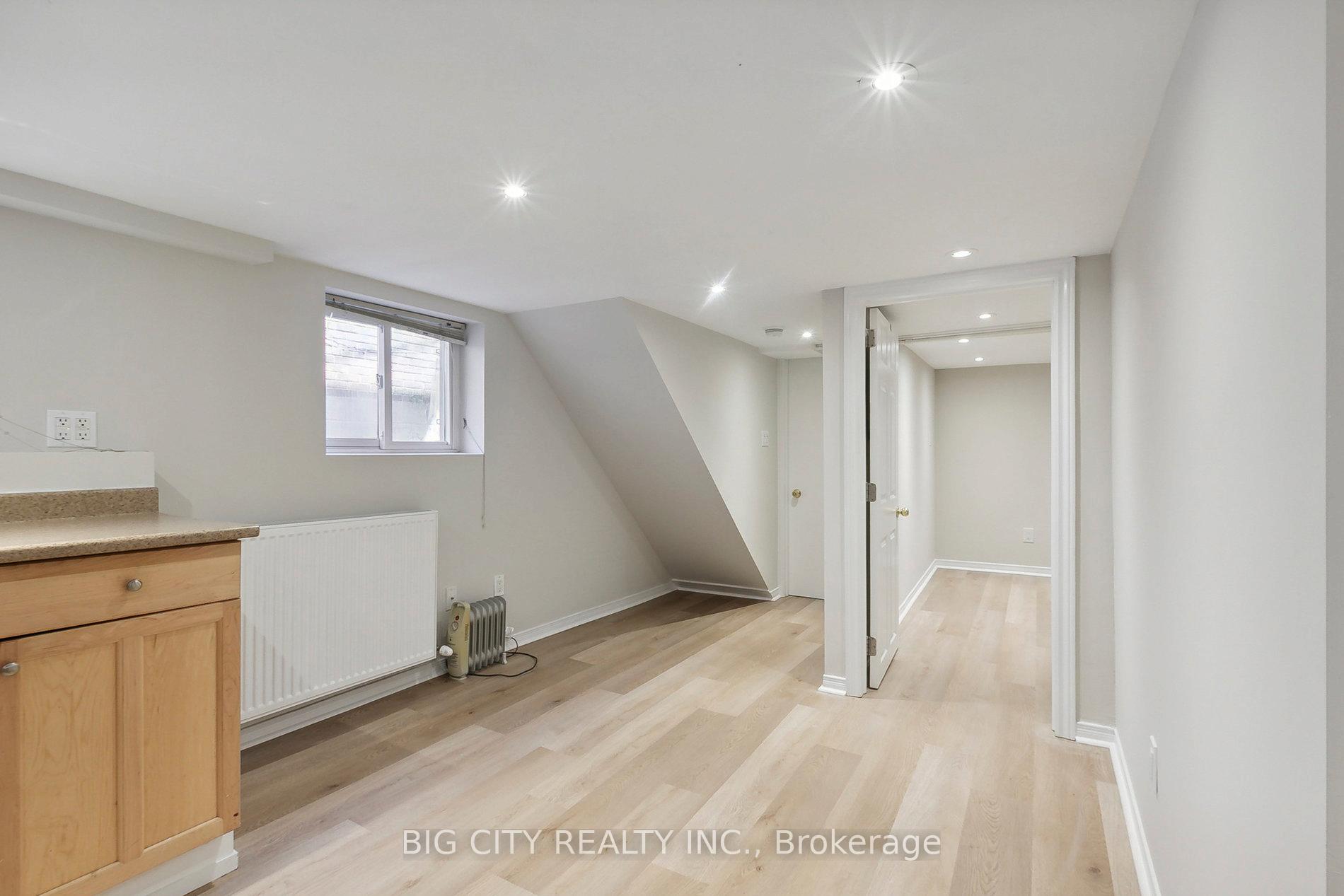 178 Douglas Avenue Lower, Toronto C04 — photo 5 of 5