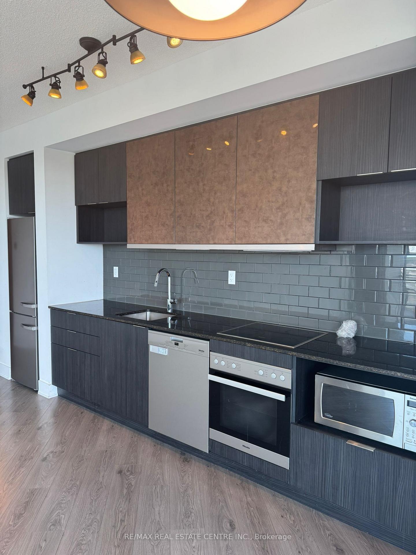 99 The Donway West N/A 525, Toronto C13 — photo 4 of 5