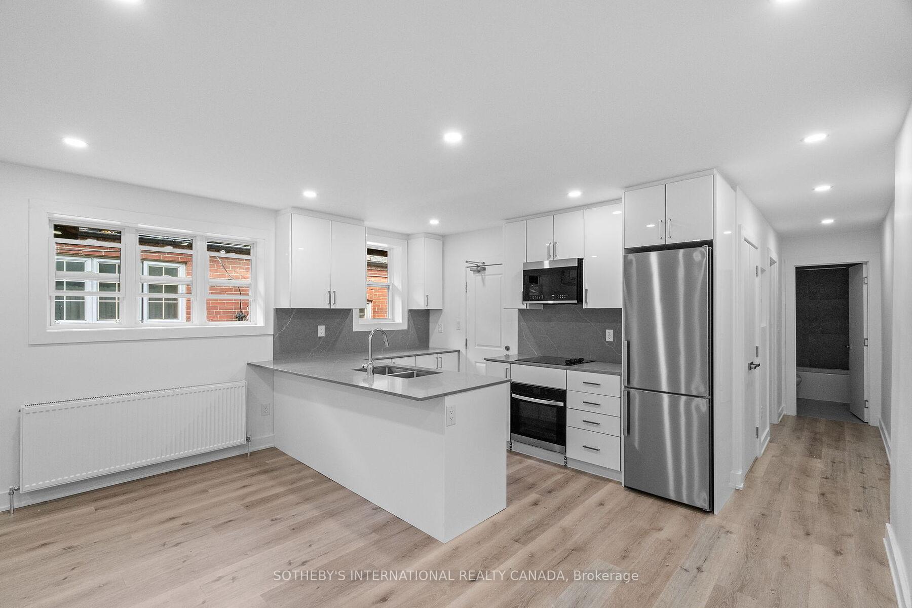 28 Strathgowan Avenue Main, Toronto C04 — photo 2 of 5