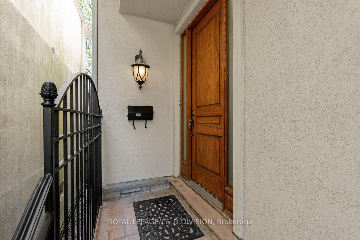 1022 Spadina Road, Toronto C04 — photo 2 of 5