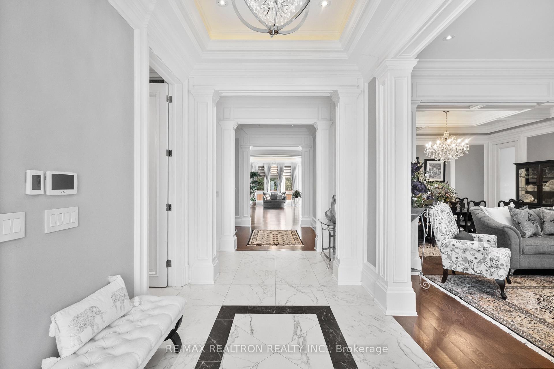 7 Winchfield Place, Toronto C13 — photo 3 of 5