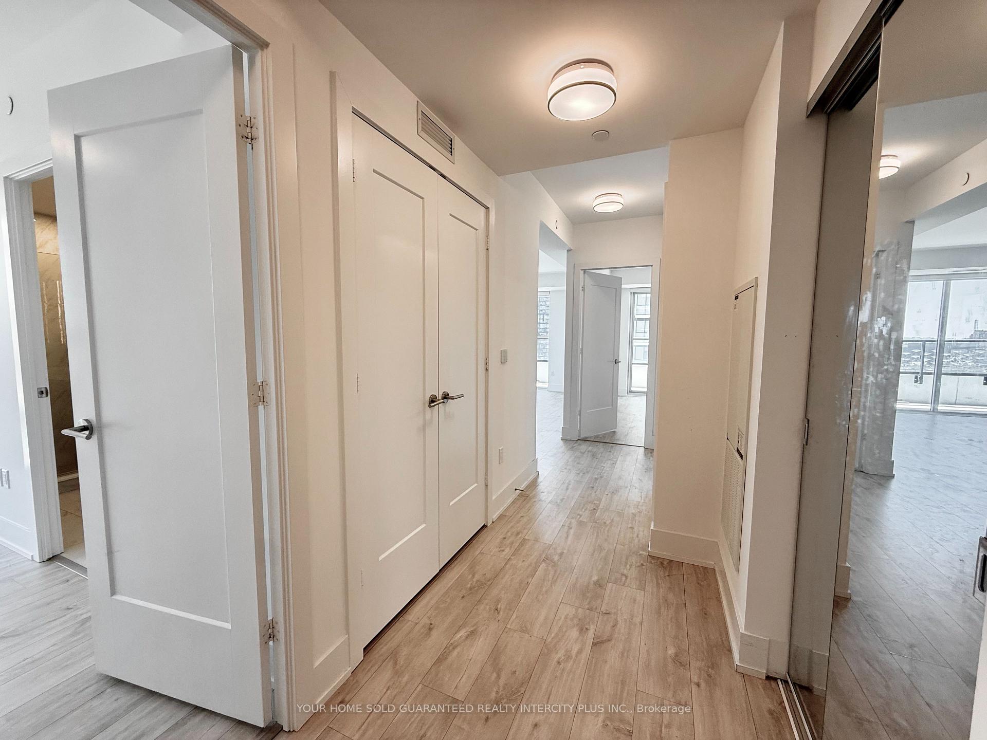 10 Inn on the Park Drive 1804, Toronto C13 — photo 2 of 5